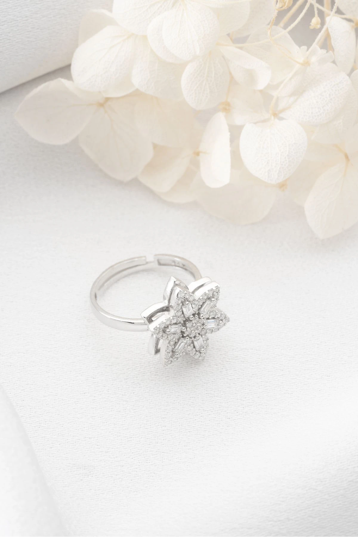 Işıklı Kutuda Dönen Lotus Çiçeği Gümüş Yüzük