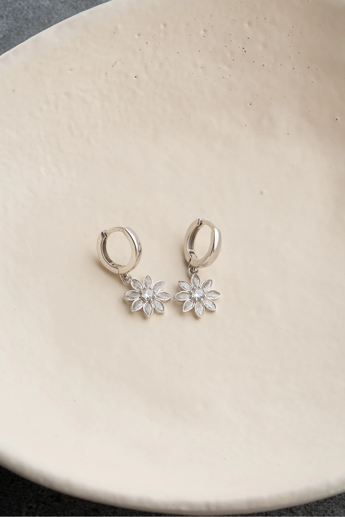 Gümüş Halkalı Beyaz Taşlı Lotus Küpe