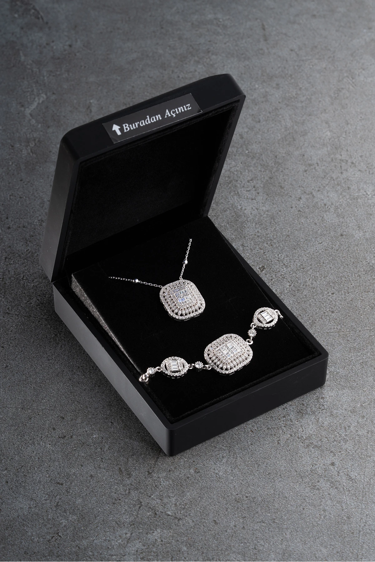 Gümüş Işıklı Kutuda Baget Bileklik Kolye