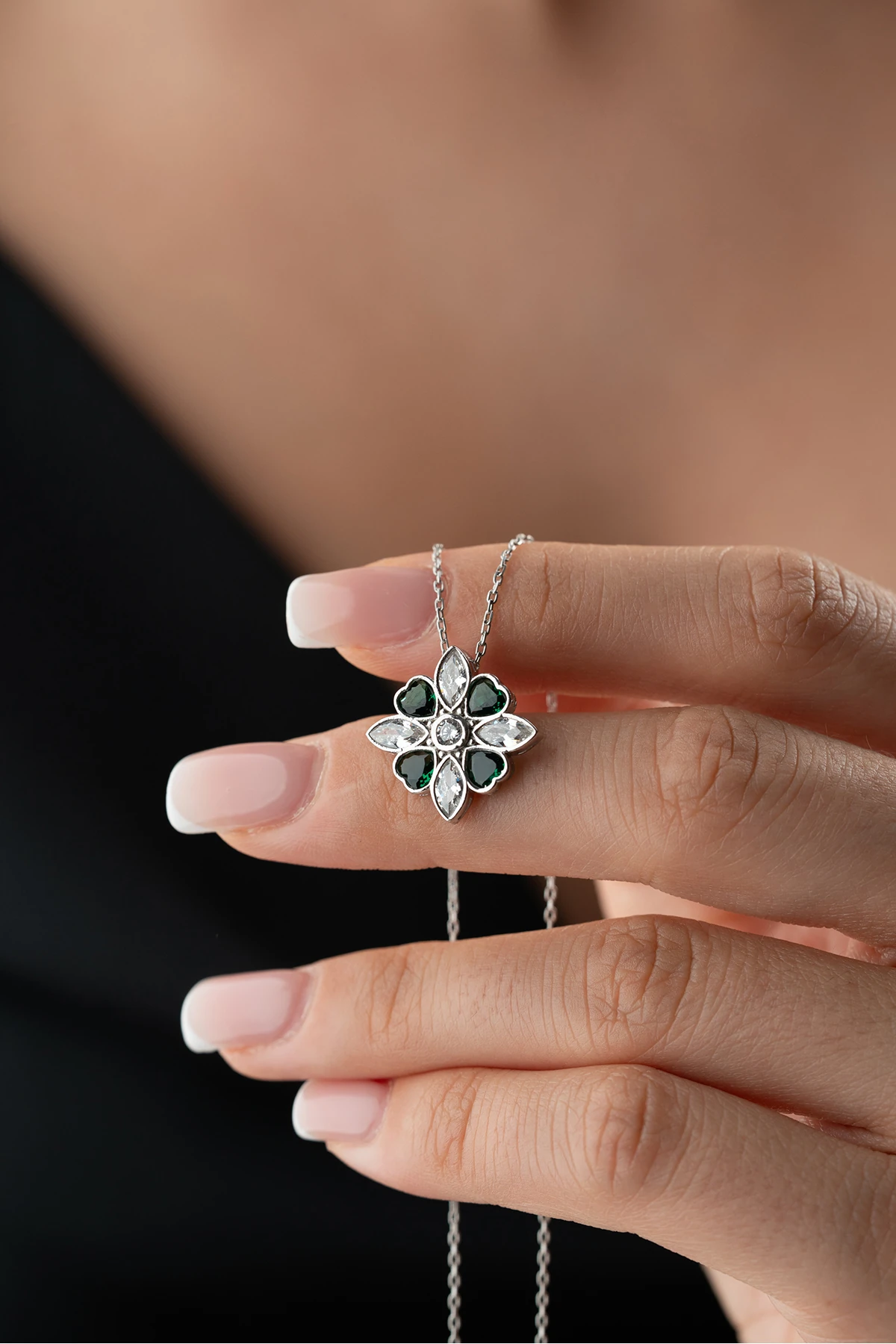 Gümüş Yeşil Taşlı Manolya Çiçeği Kolye