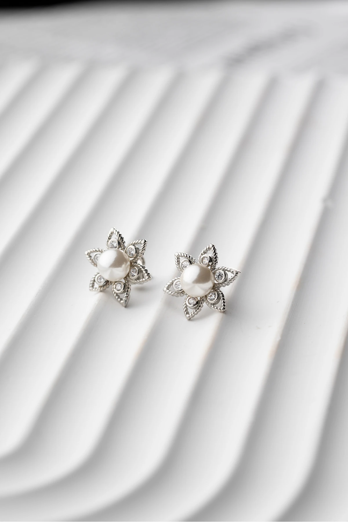 Gümüş İncili Yıldız Küpe