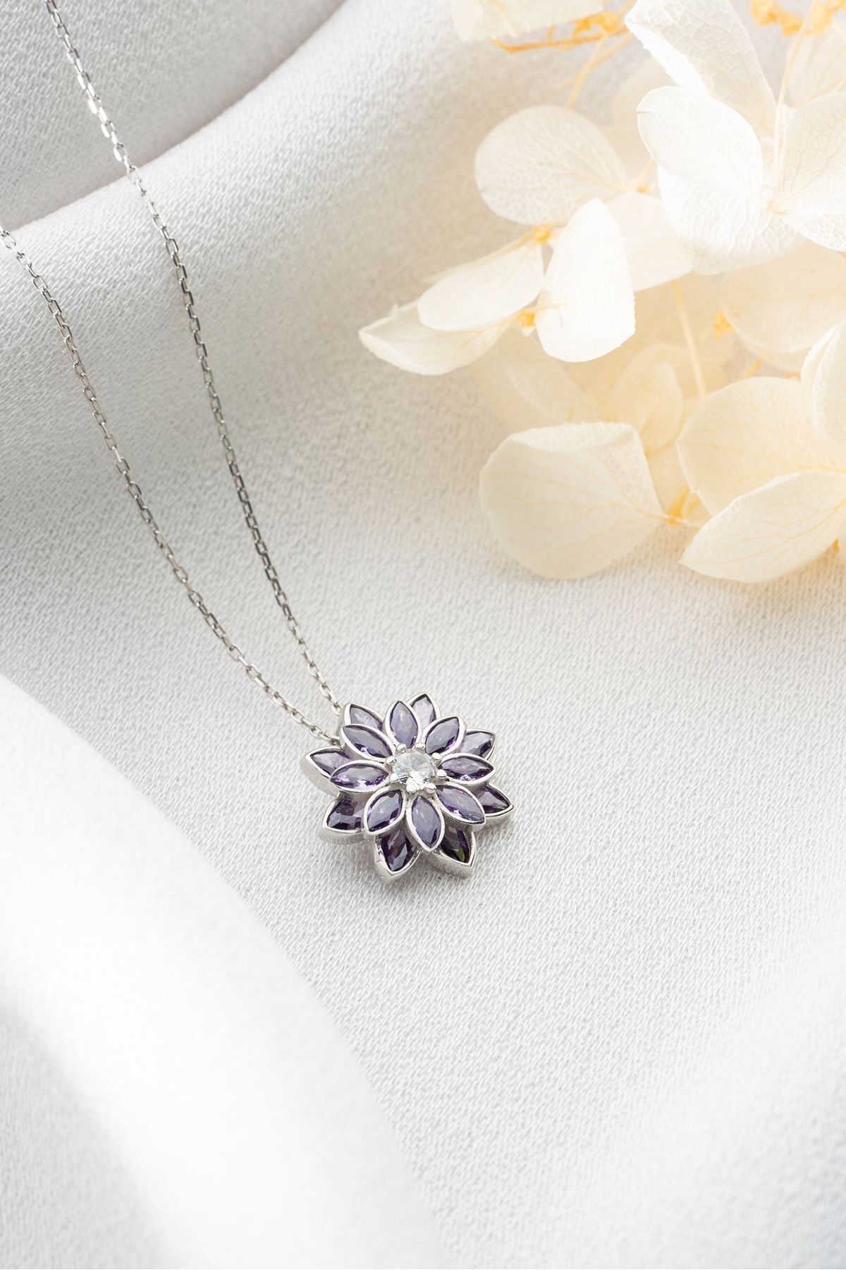 Gümüş Işıklı Kutuda Lotus Çiçeği Kolye