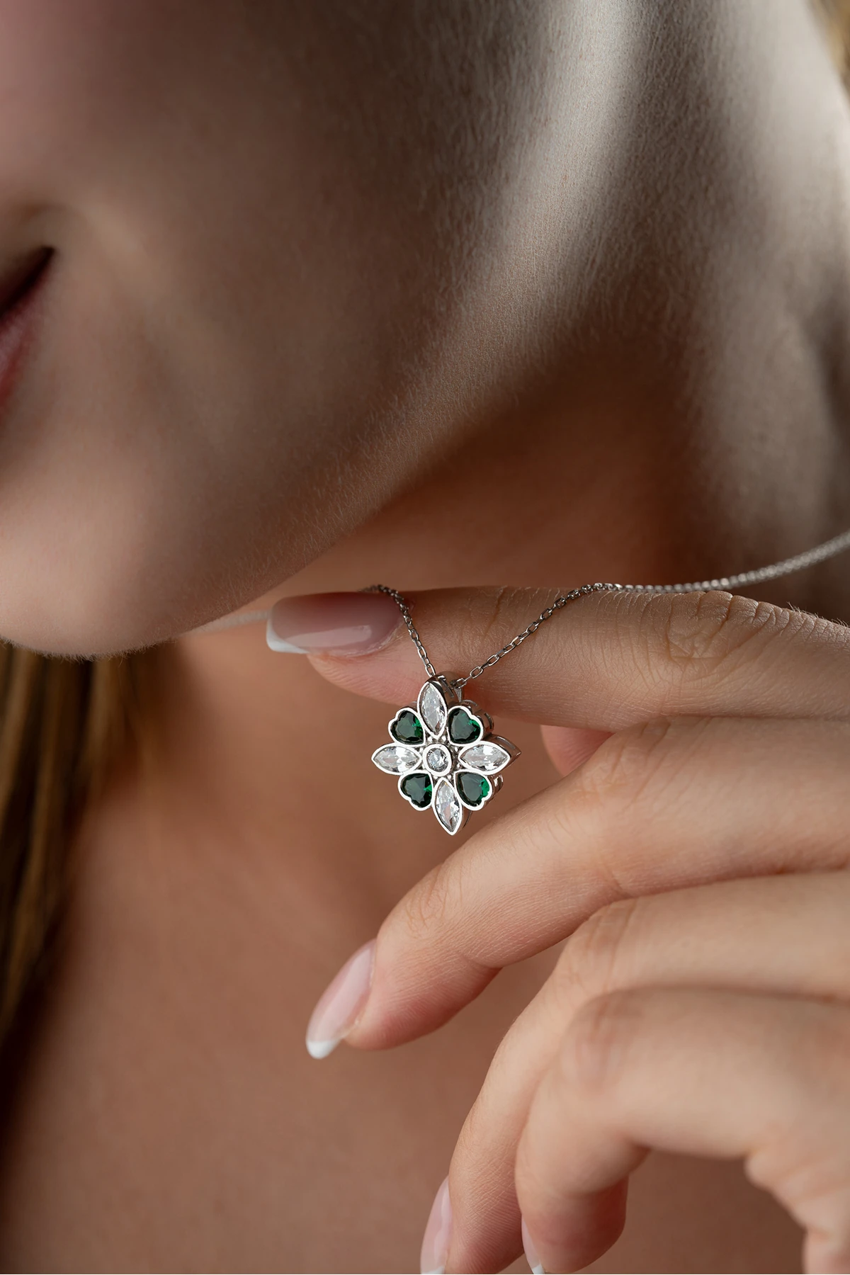 Gümüş Yeşil Taşlı Manolya Çiçeği Kolye