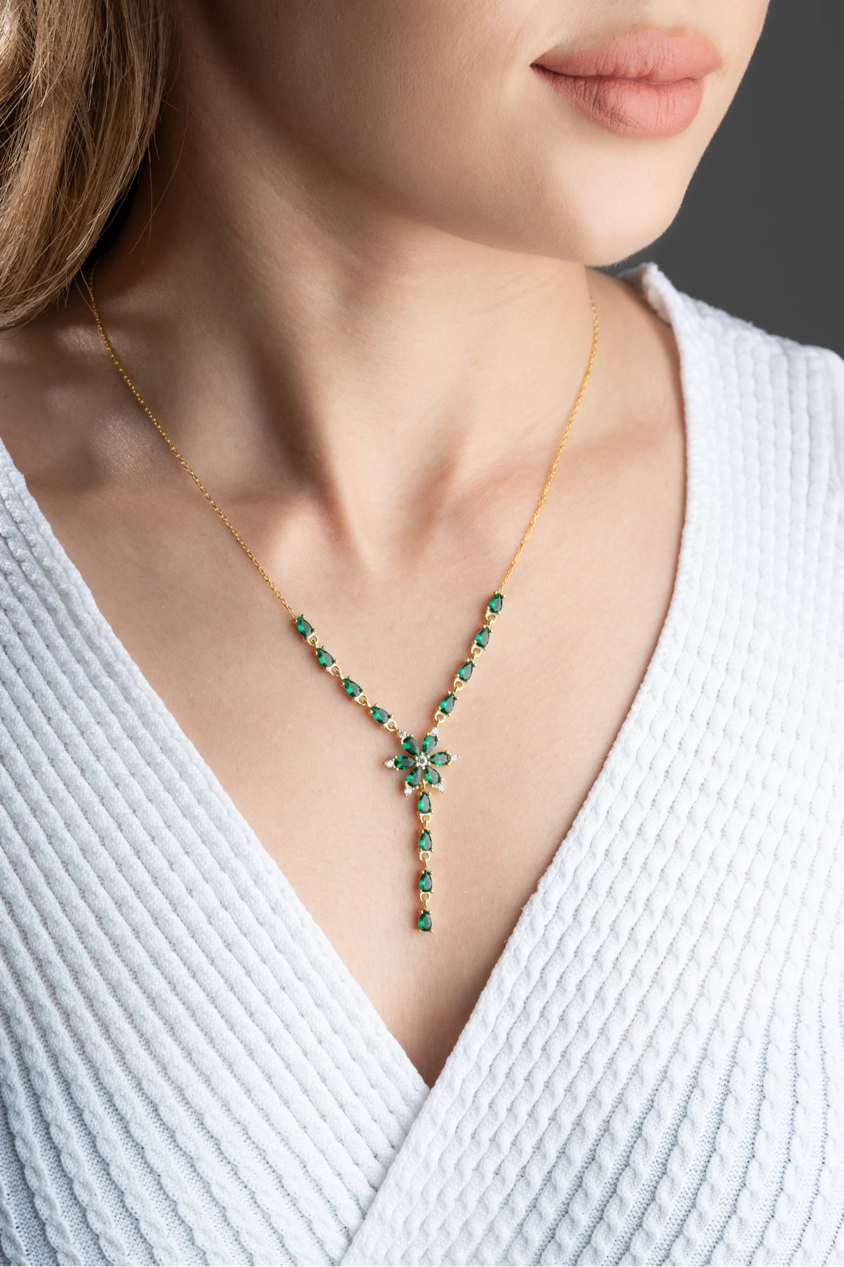 Gümüş Sallantılı Zümrüt Yeşili Kolye