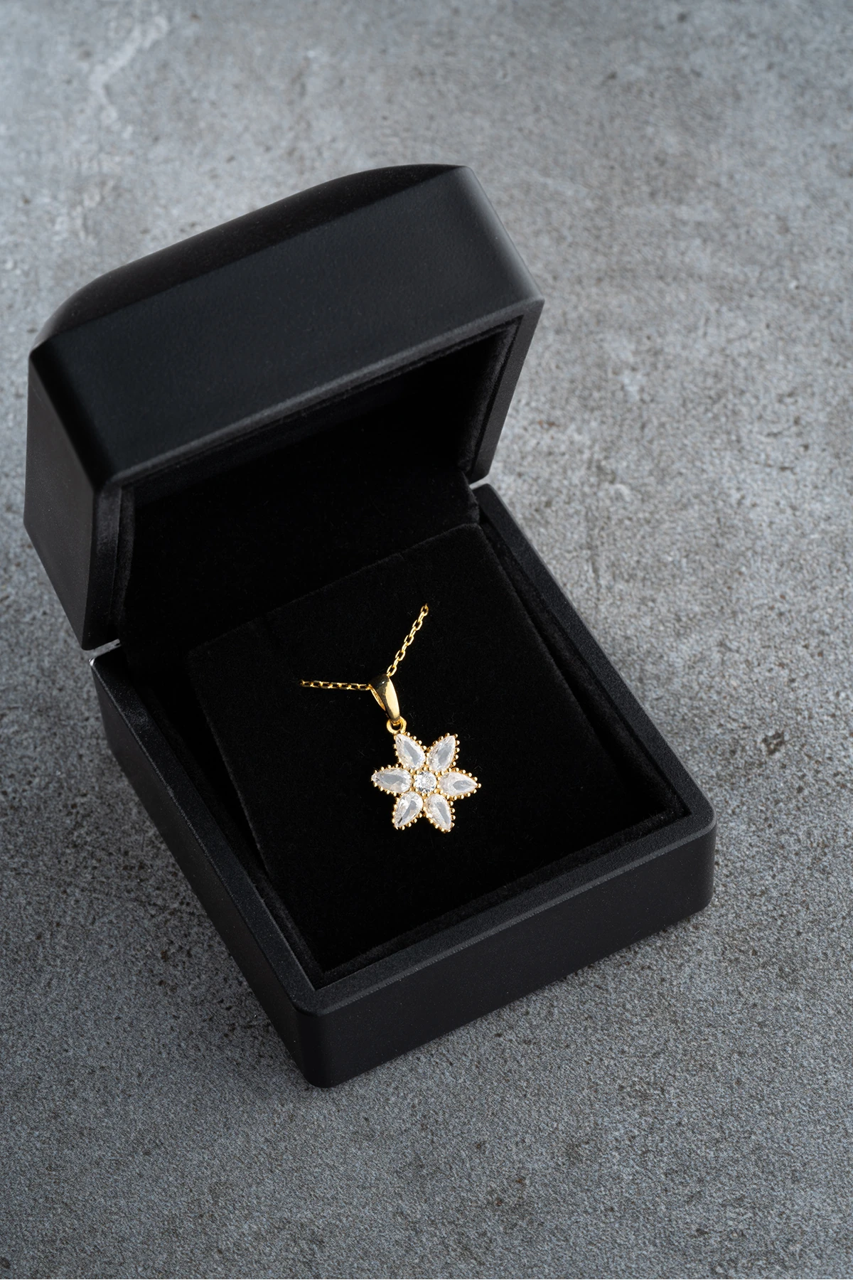 Gümüş Işıklı Kutuda Nergis Çiçeği Kolye