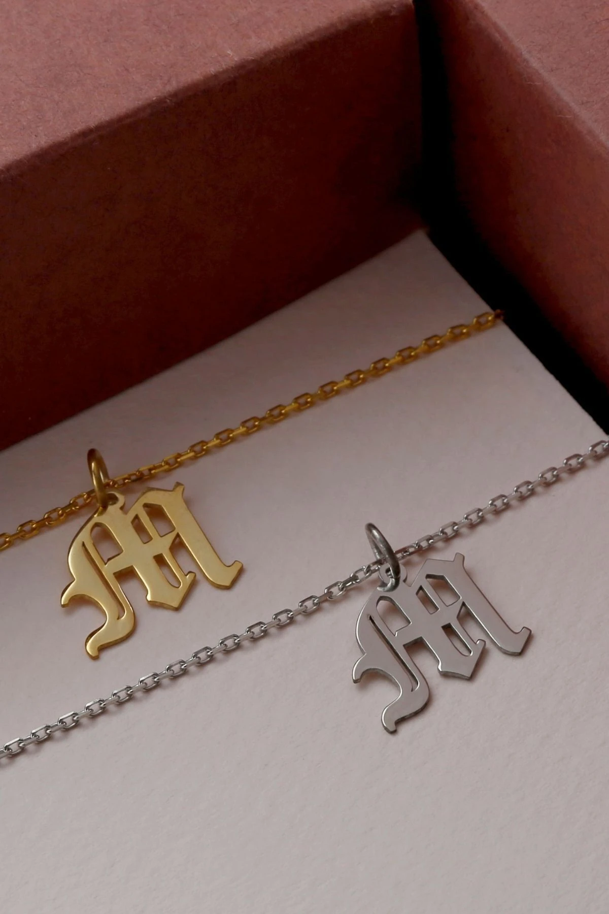 Gümüş Kişiye Özel Eski Ingiliz Harfli Kolye