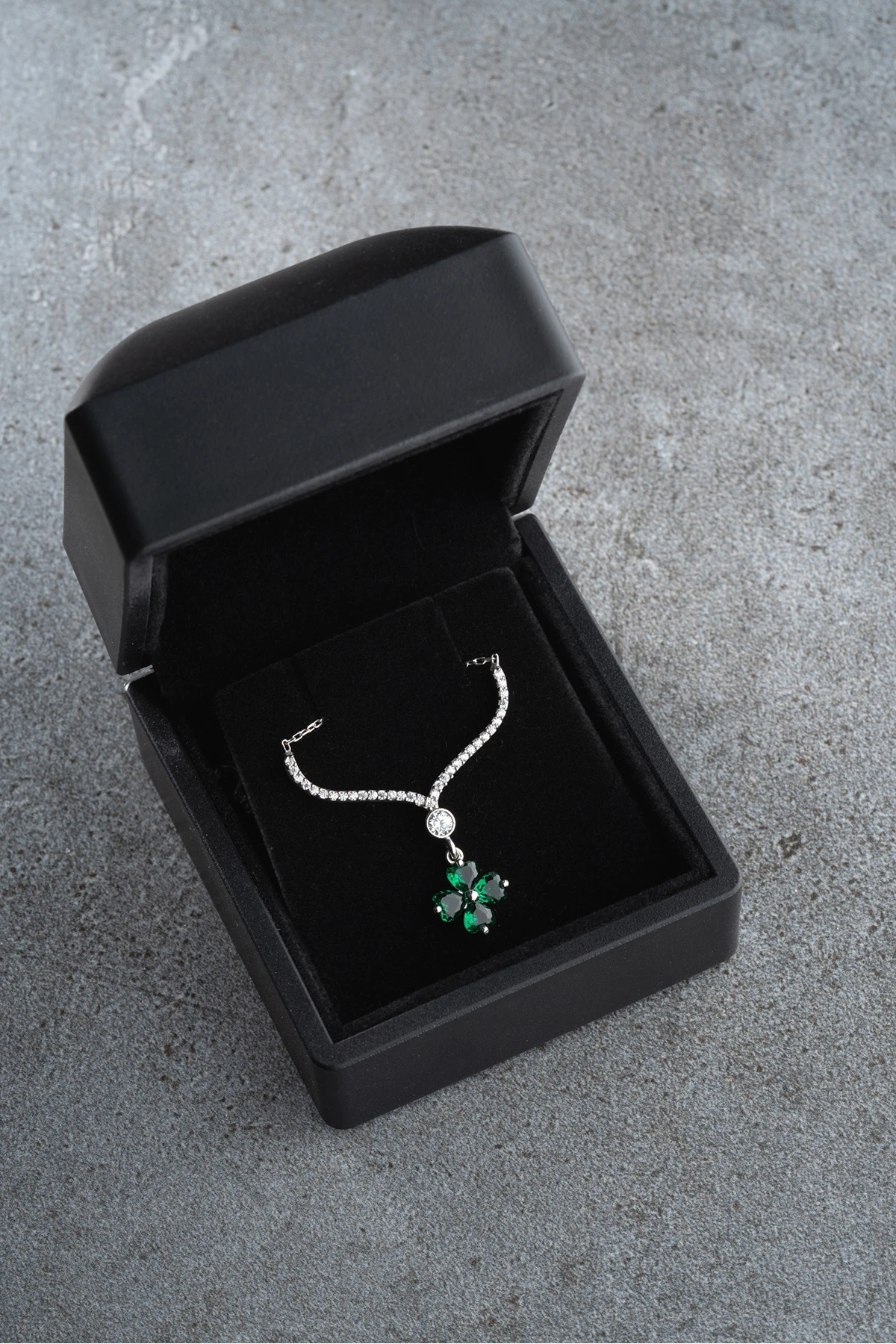 Işıklı Kutuda Yeşil Taşlı Yonca Kolye