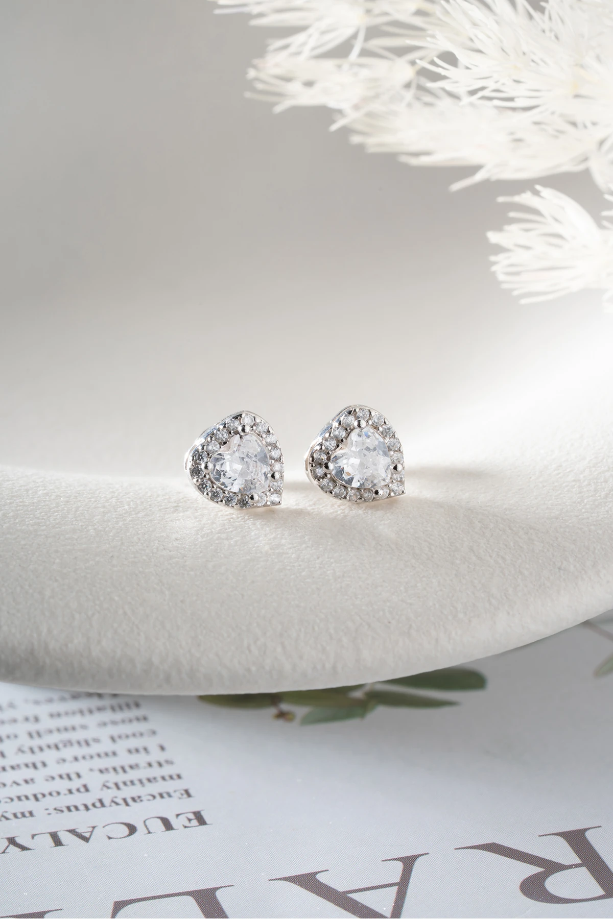 Gümüş Beyaz Taşlı Çivili Kalp Küpe