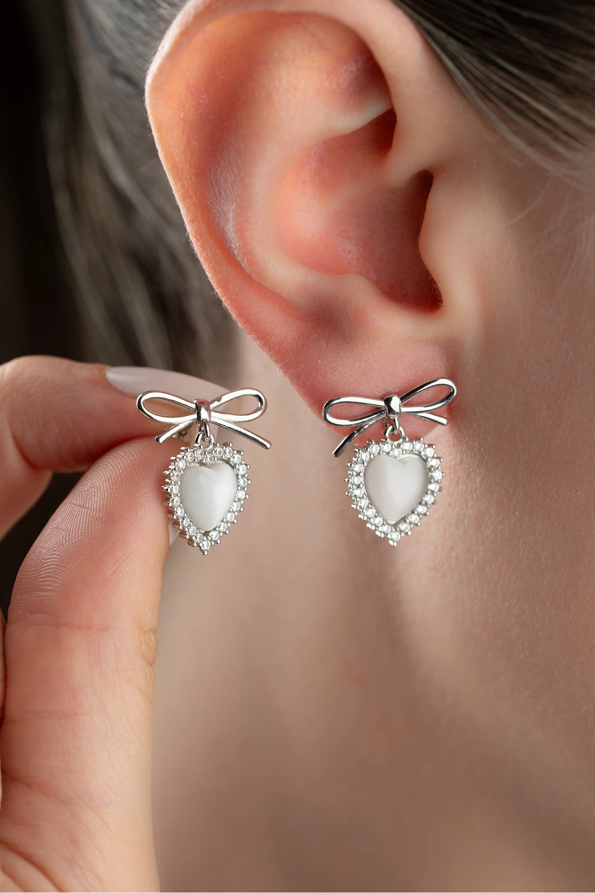 Gümüş Fiyonklu Beyaz Kalp Küpe