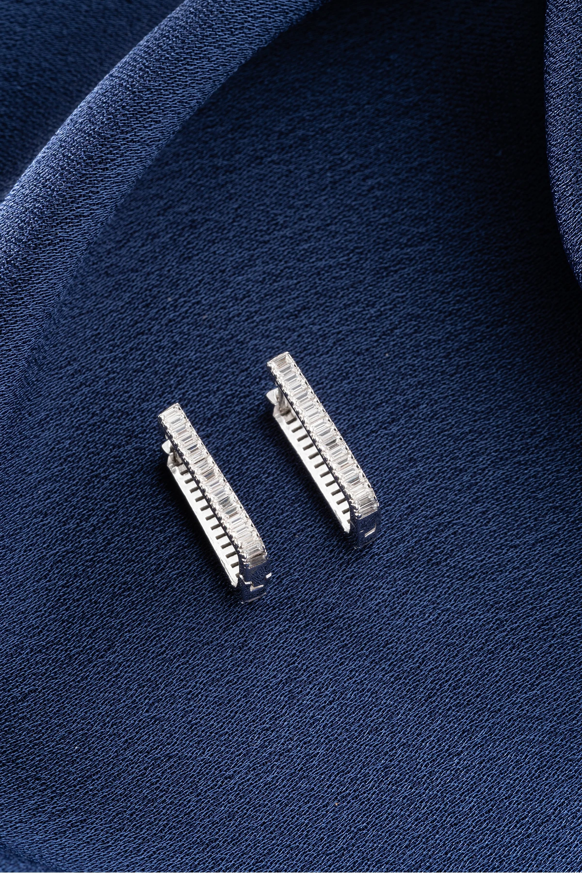 Gümüş Baget Taşlı U küpe