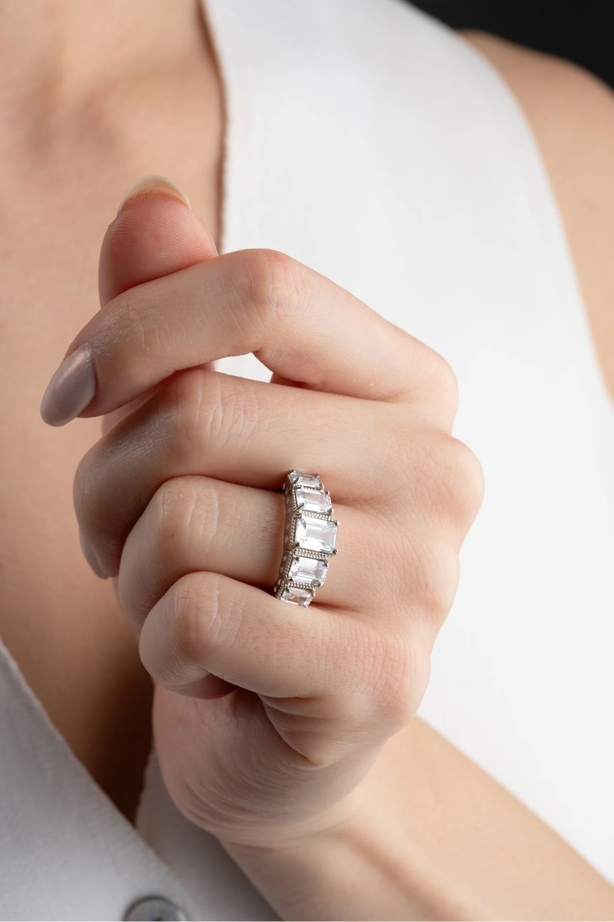 Gümüş Işıklı Kutuda Ayarlanabilir Baget Taşlı Yüzük