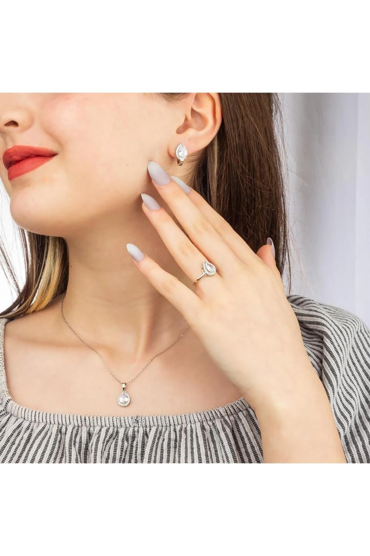 Gümüş Beyaz Taşlı Damla Takı Seti