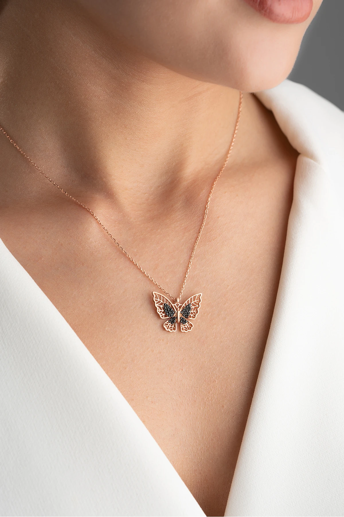 Gümüş Siyah Taşlı Kelebek Kolye