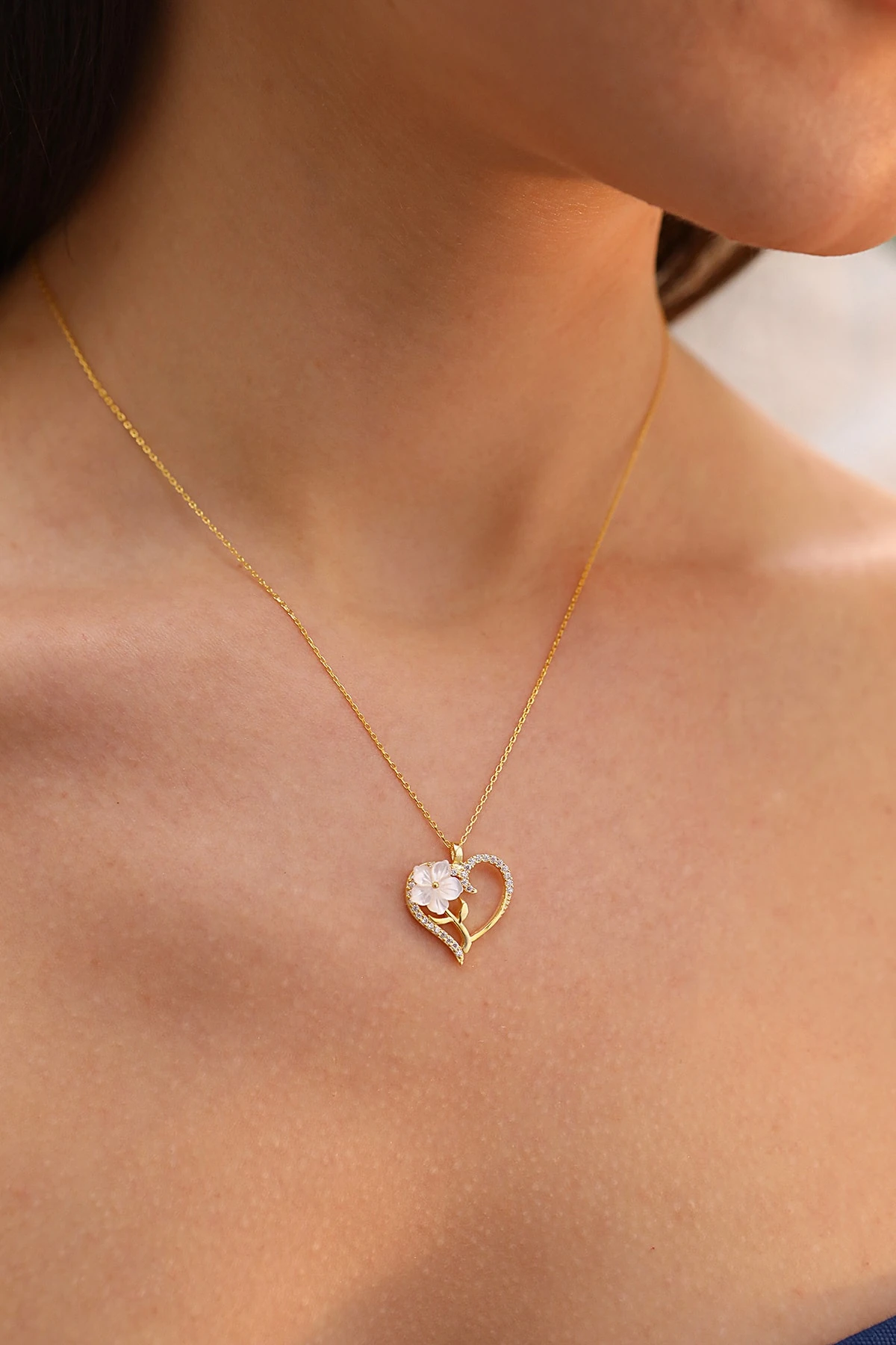 Gümüş Sedefli Gül Sarmaşık Kalp Kolye