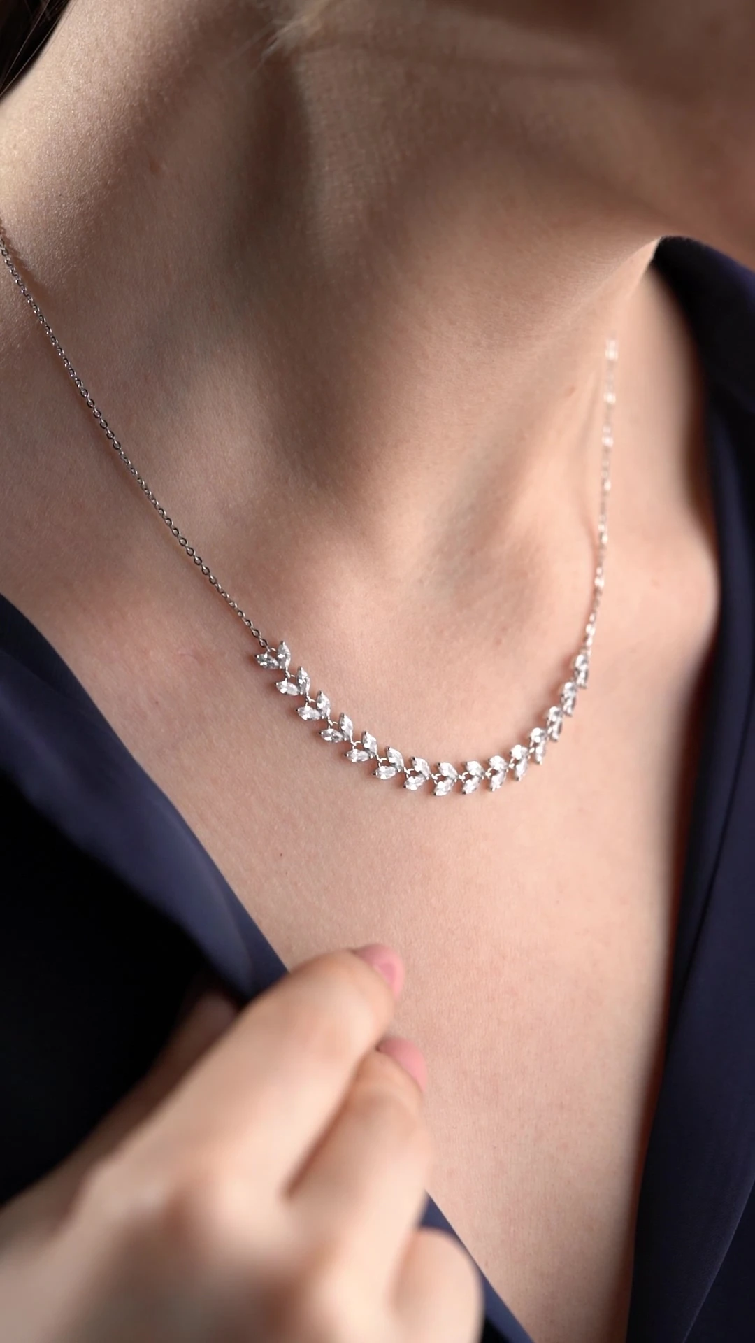 Gümüş Işıklı Kutuda Pırlanta Model Kolye