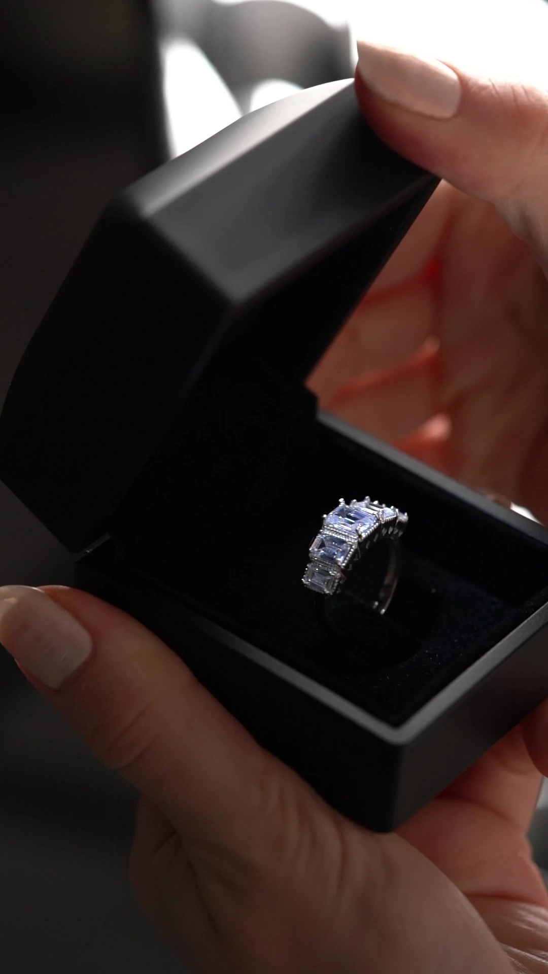 Gümüş Işıklı Kutuda Ayarlanabilir Baget Taşlı Yüzük