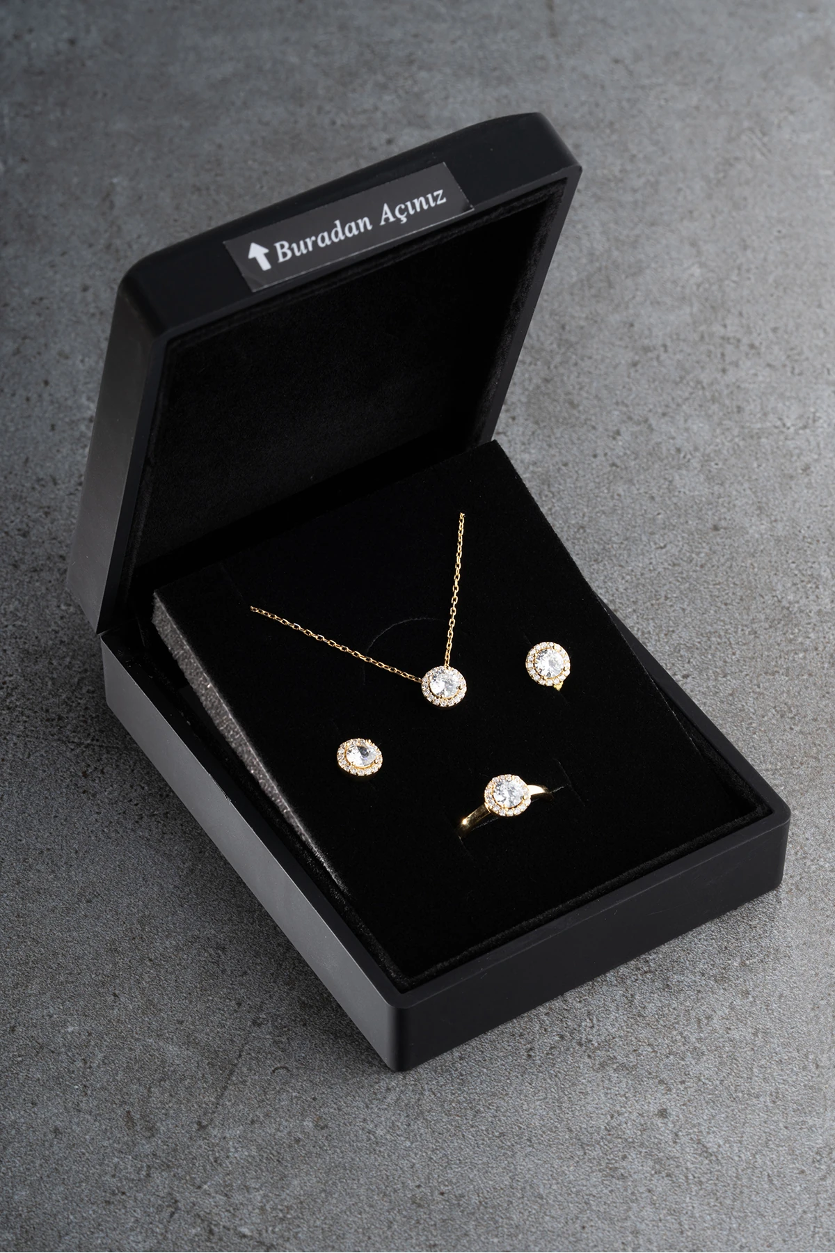 Gümüş Işıklı Kutuda Tektaş Model Takı Seti