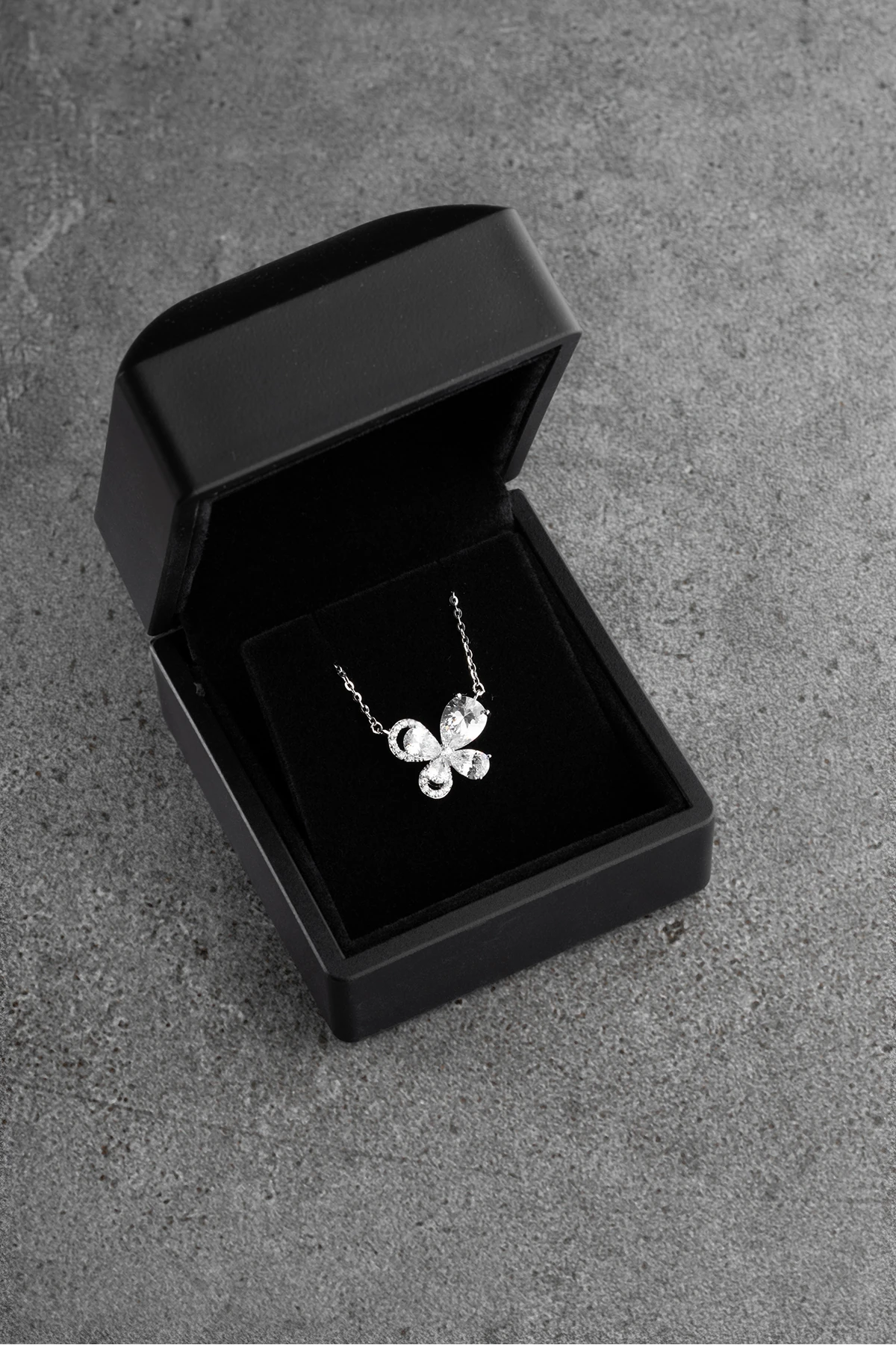 Gümüş Işıklı Kutuda Kelebek Kolye