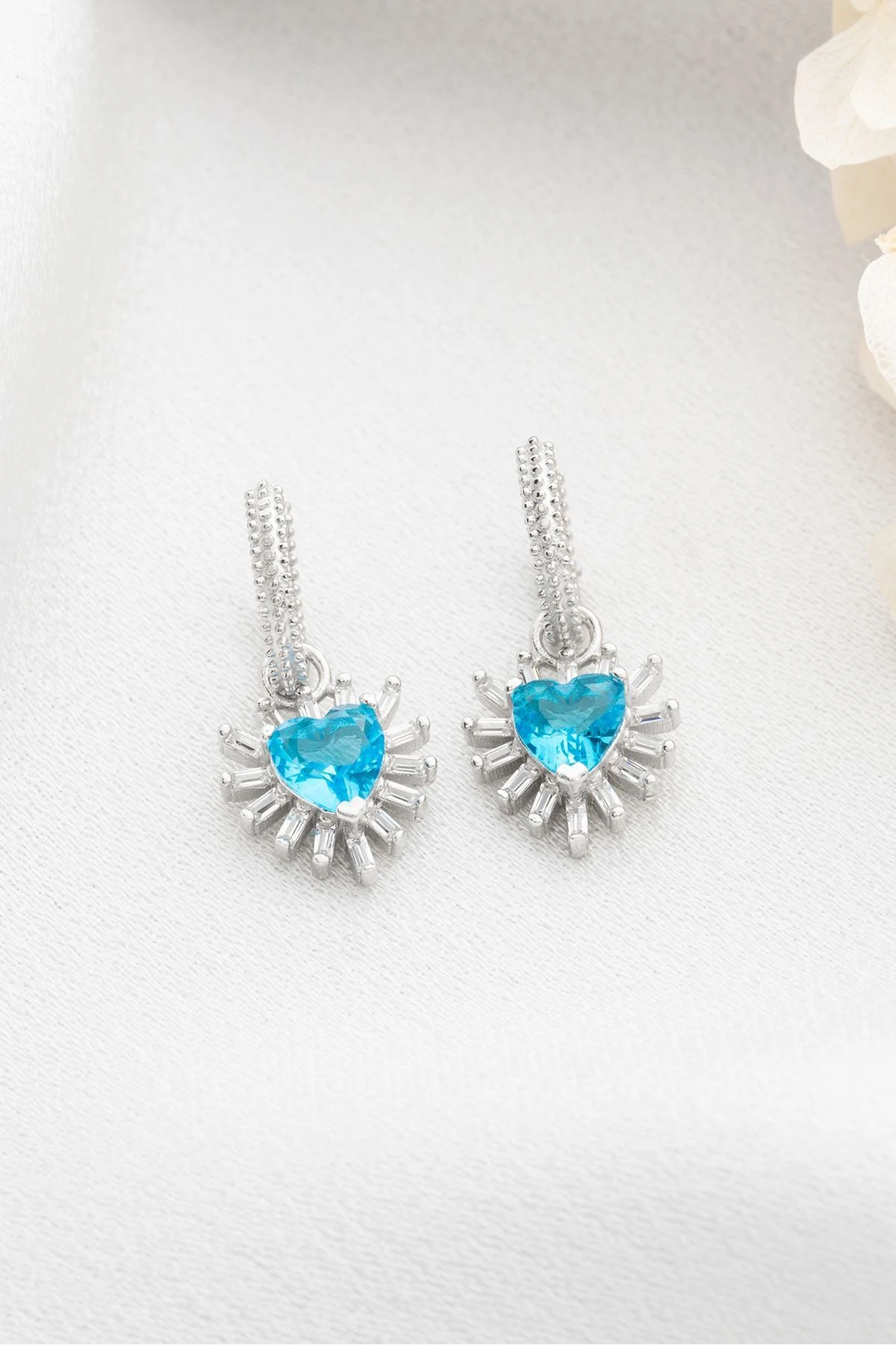 Gümüş Baget Taşlı Kalp Küpe