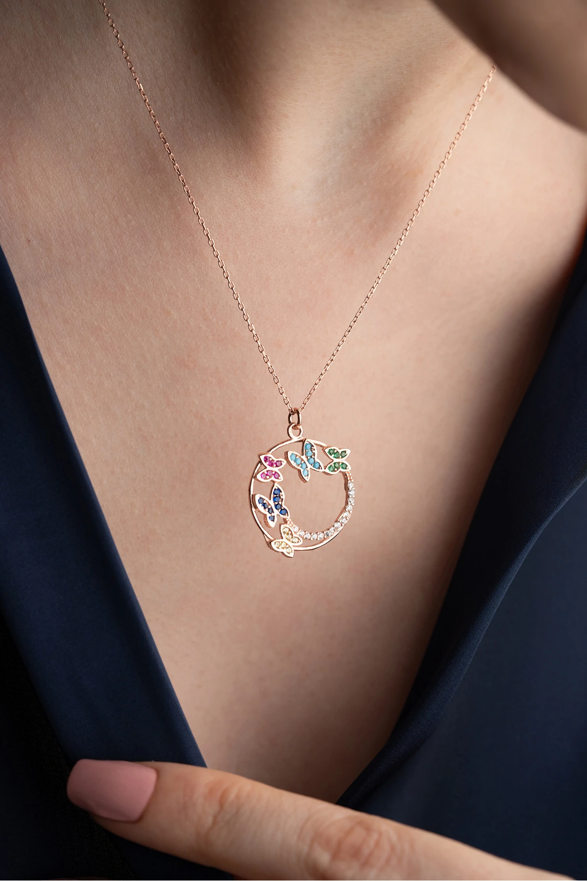 Gümüş Renkli Taşlı Kelebek Kolye