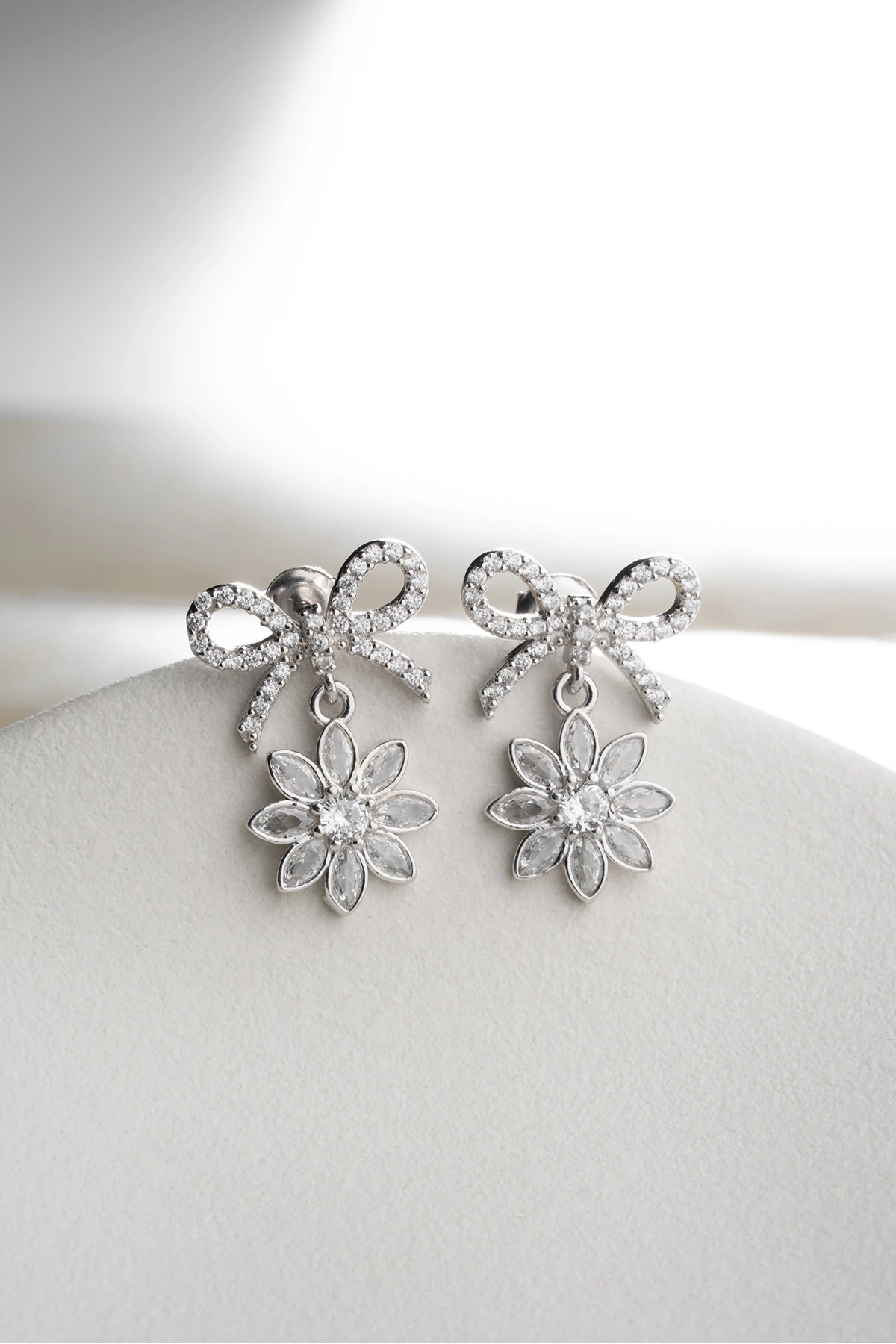 Gümüş Fiyonklu Çiçek Küpe