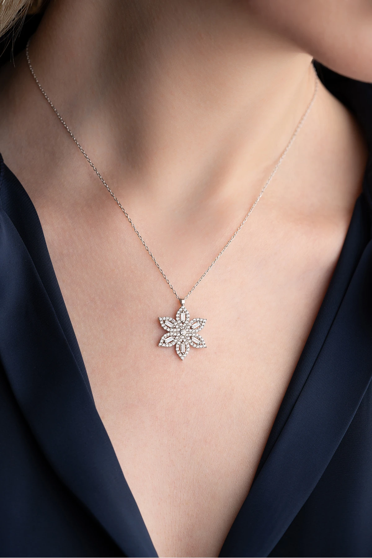 Gümüş ışıklı Kutuda Lotus Çiçeği Kolye