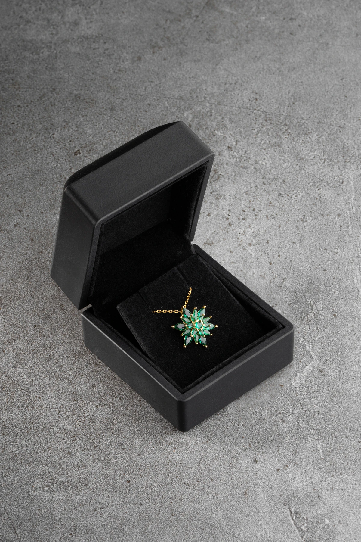 Gümüş Işıklı Kutuda Lotus Kolye