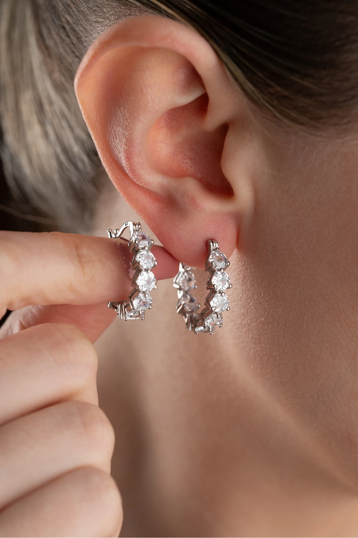 Gümüş Taşlı Halka Küpe