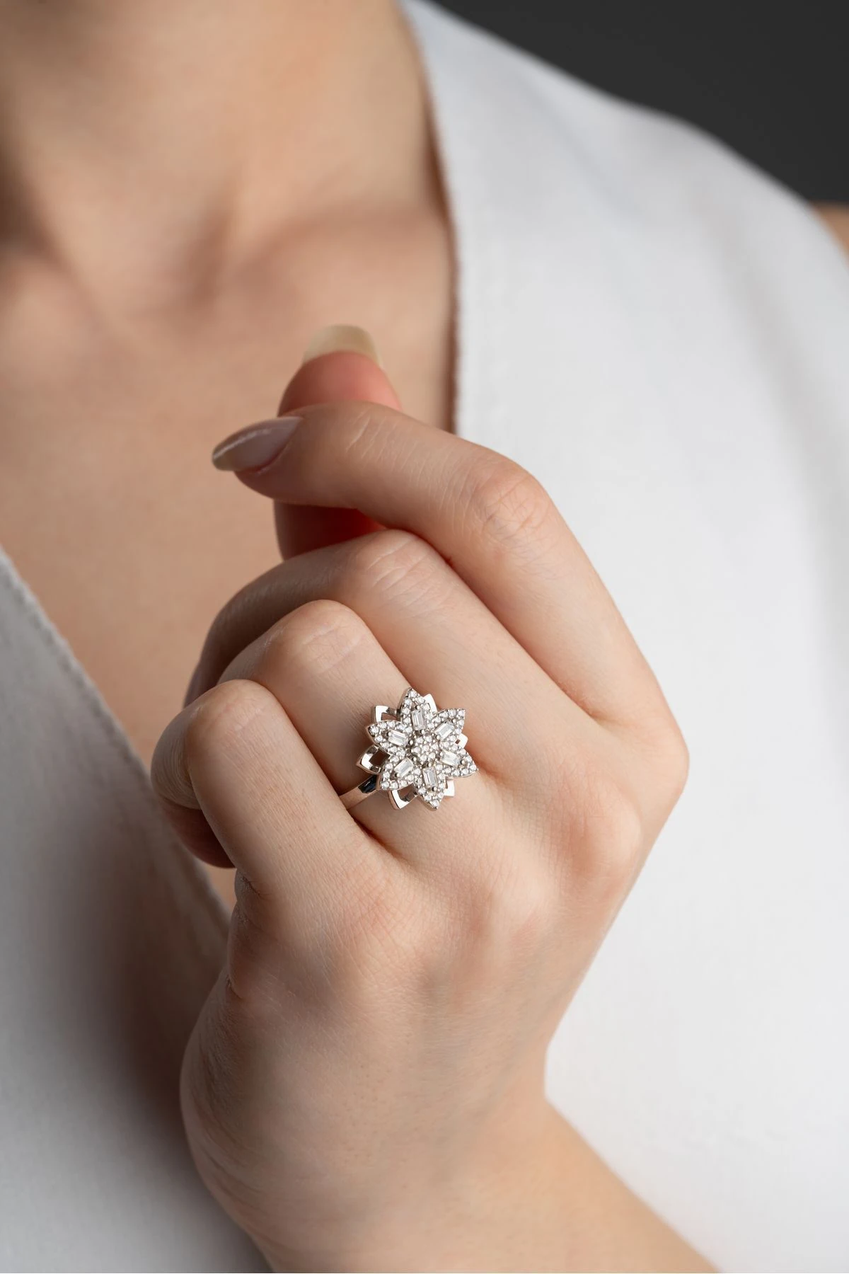 Işıklı Kutuda Dönen Lotus Çiçeği Gümüş Yüzük