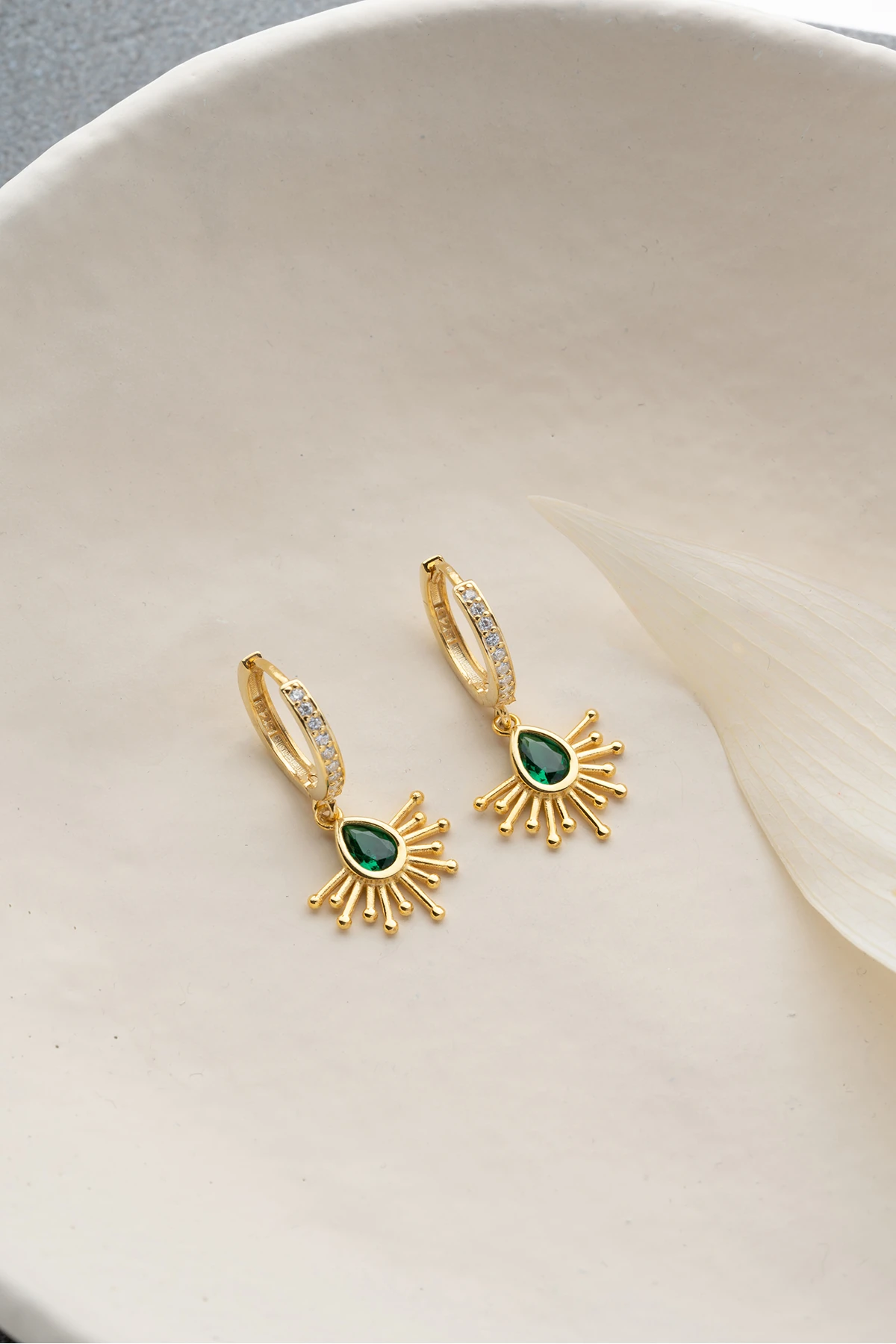 Gümüş Güneş Model Küpe