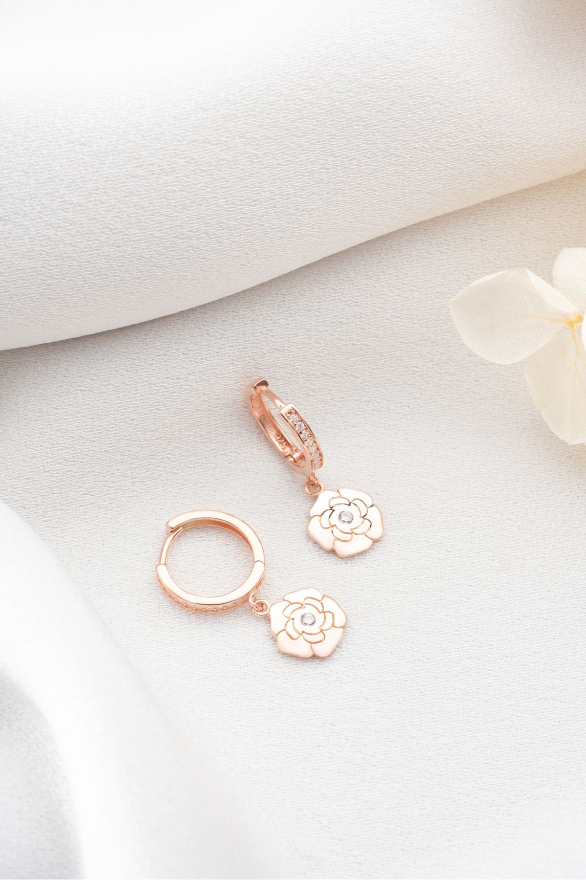 Gümüş Tektaşlı Çiçek Küpe