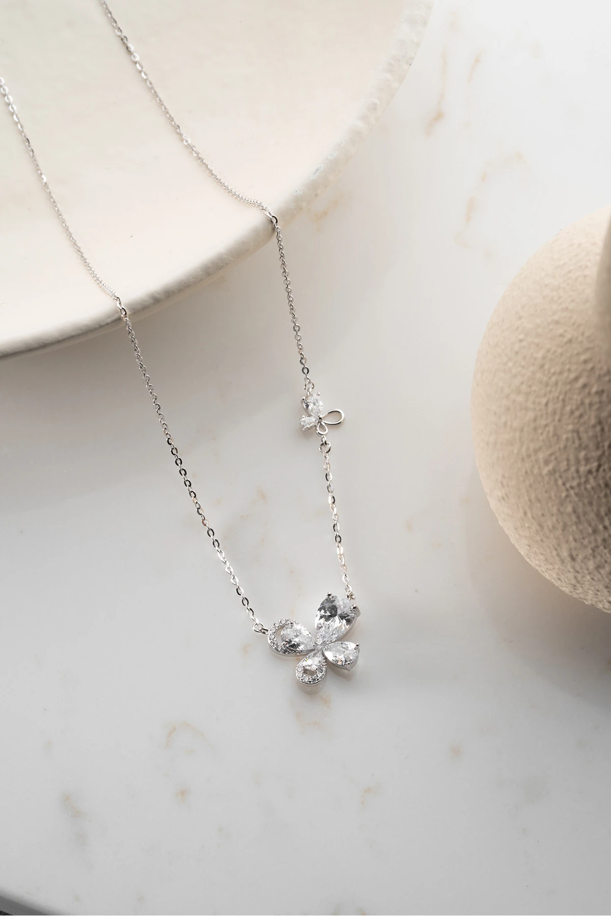 Gümüş Işıklı Kutuda Kelebek Kolye