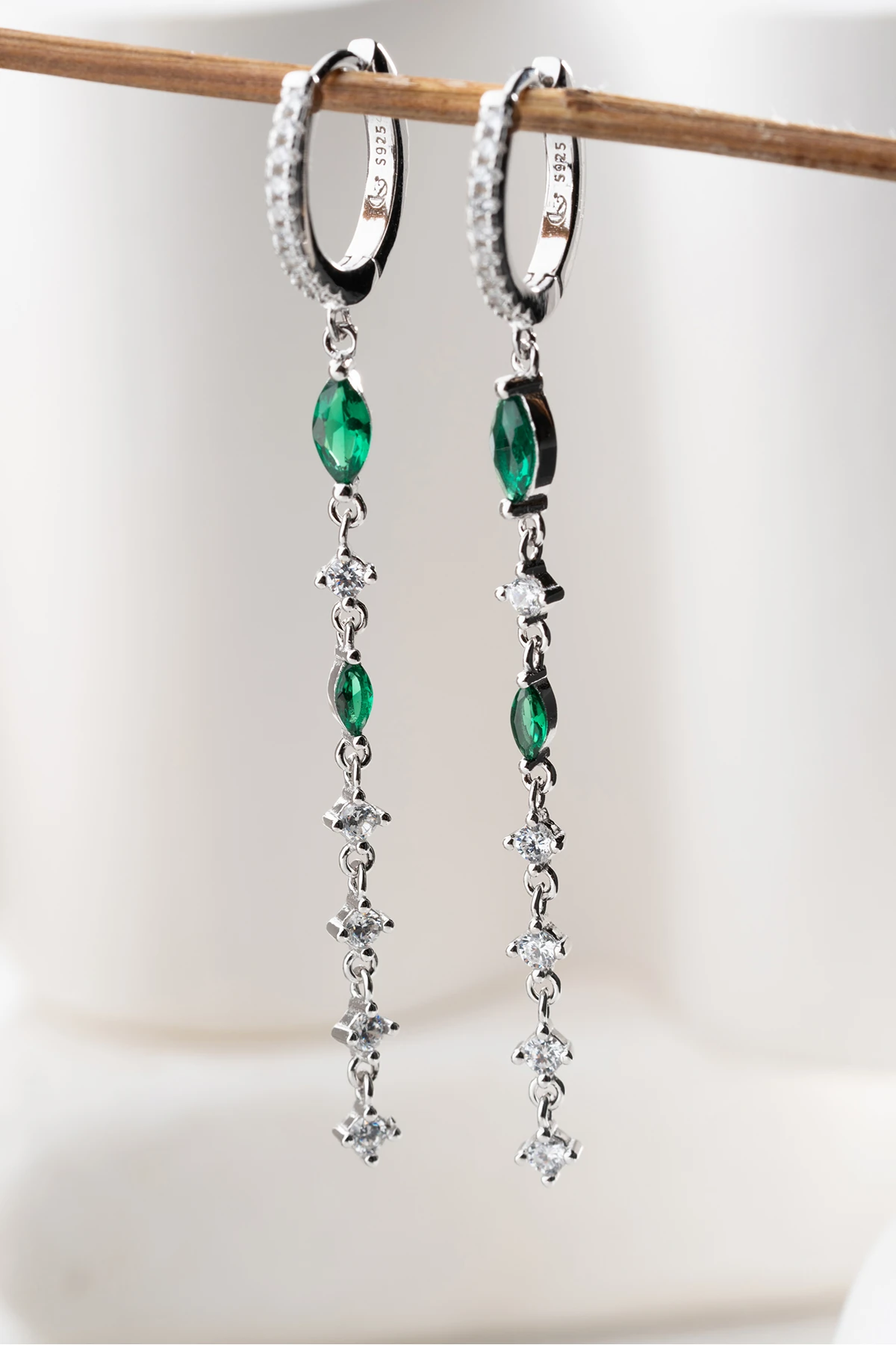 Gümüş Taşlı Sallantılı Trend Küpe