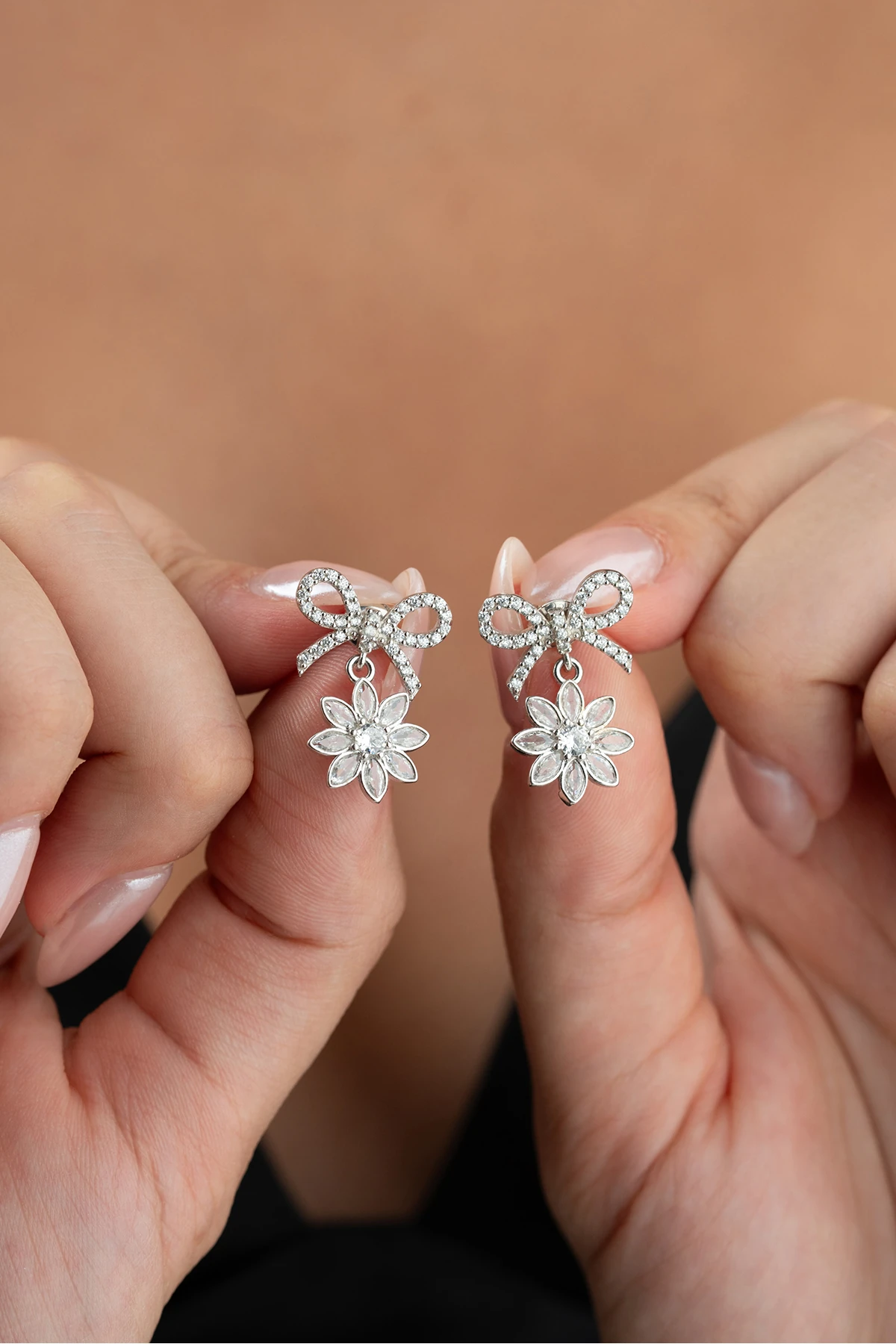 Gümüş Fiyonklu Çiçek Küpe