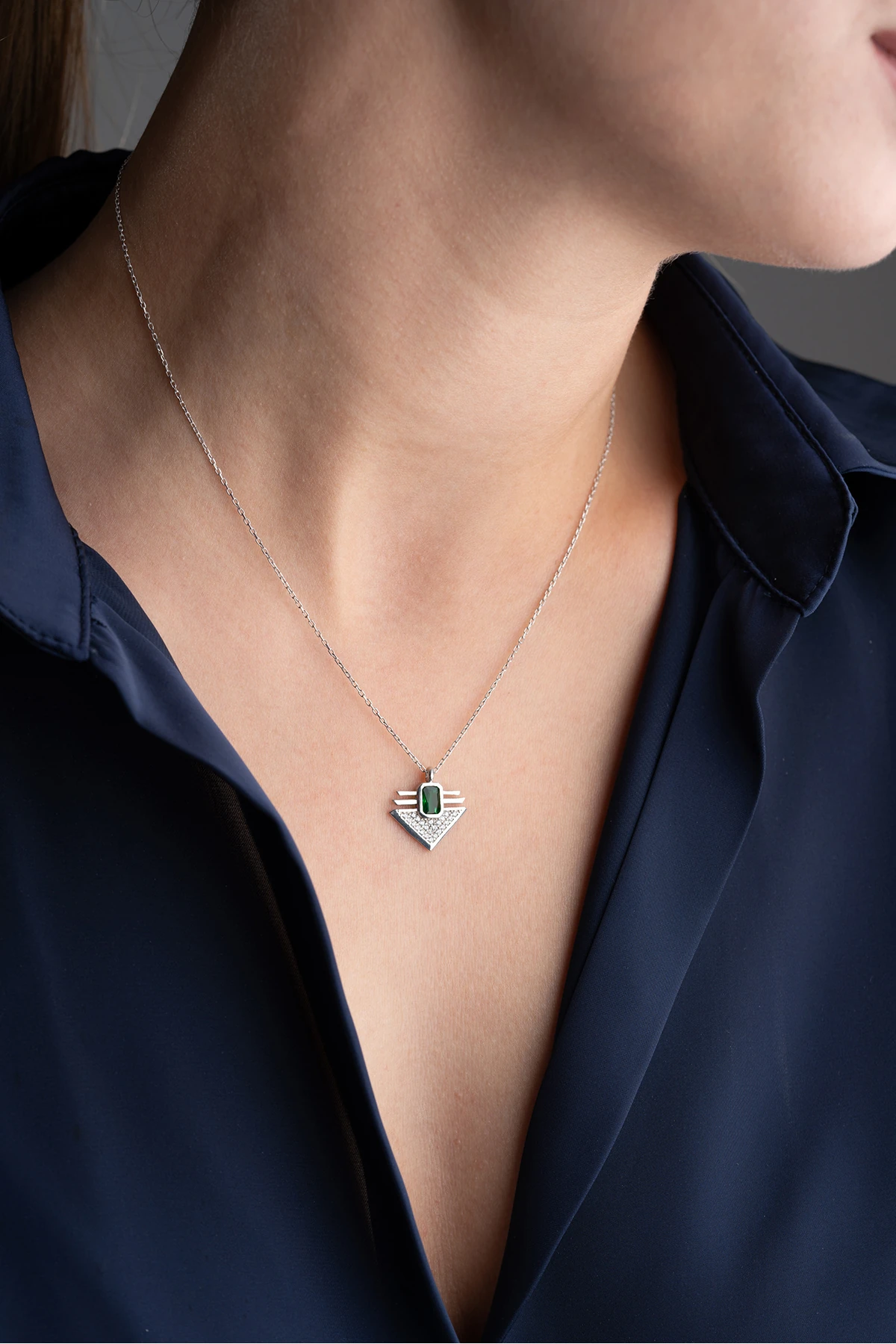 Gümüş Yeşil Taşlı Üçgen Trend Kolye