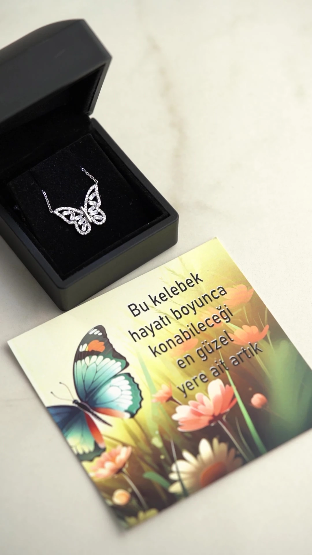 Gümüş Işıklı Kutuda Bagetli Kelebek Kolye