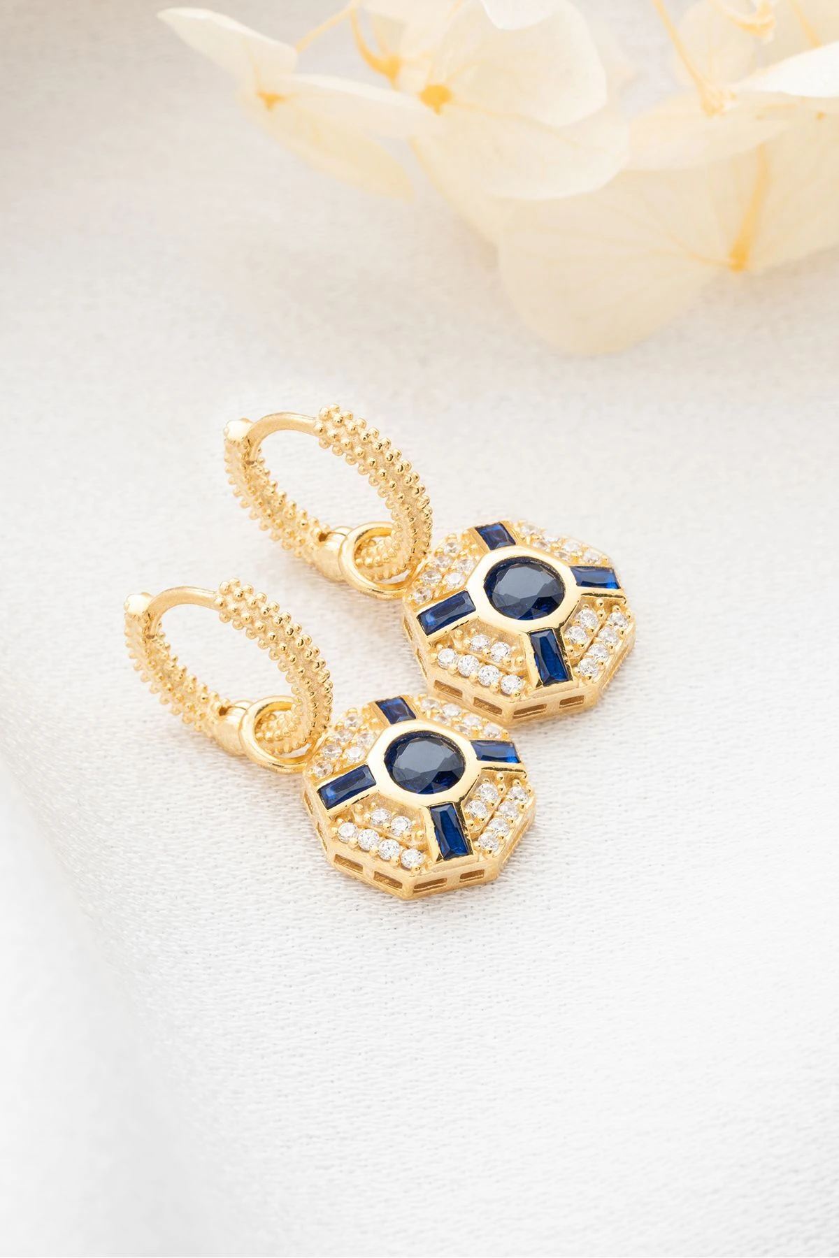 Gümüş Safir Taşlı Trend Küpe