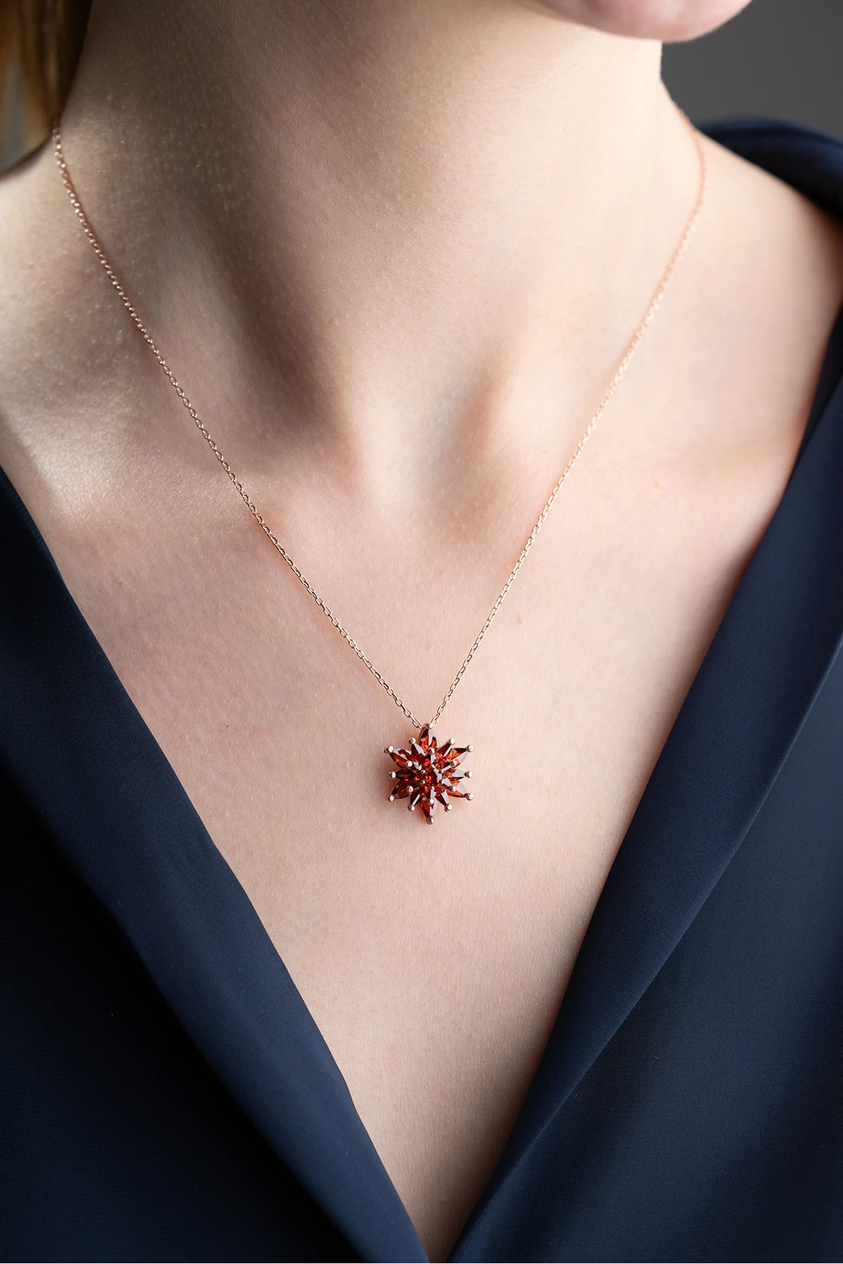 Gümüş Işıklı Kutu Garnet Taşlı Lotus Kolye