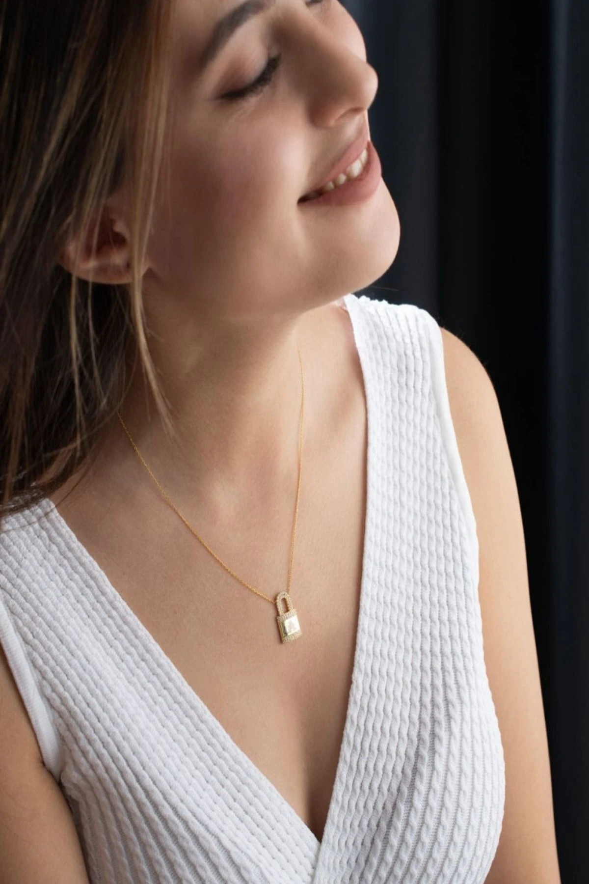 Gümüş Kişiye Özel Harfli Kilit Kolye ( Gold )