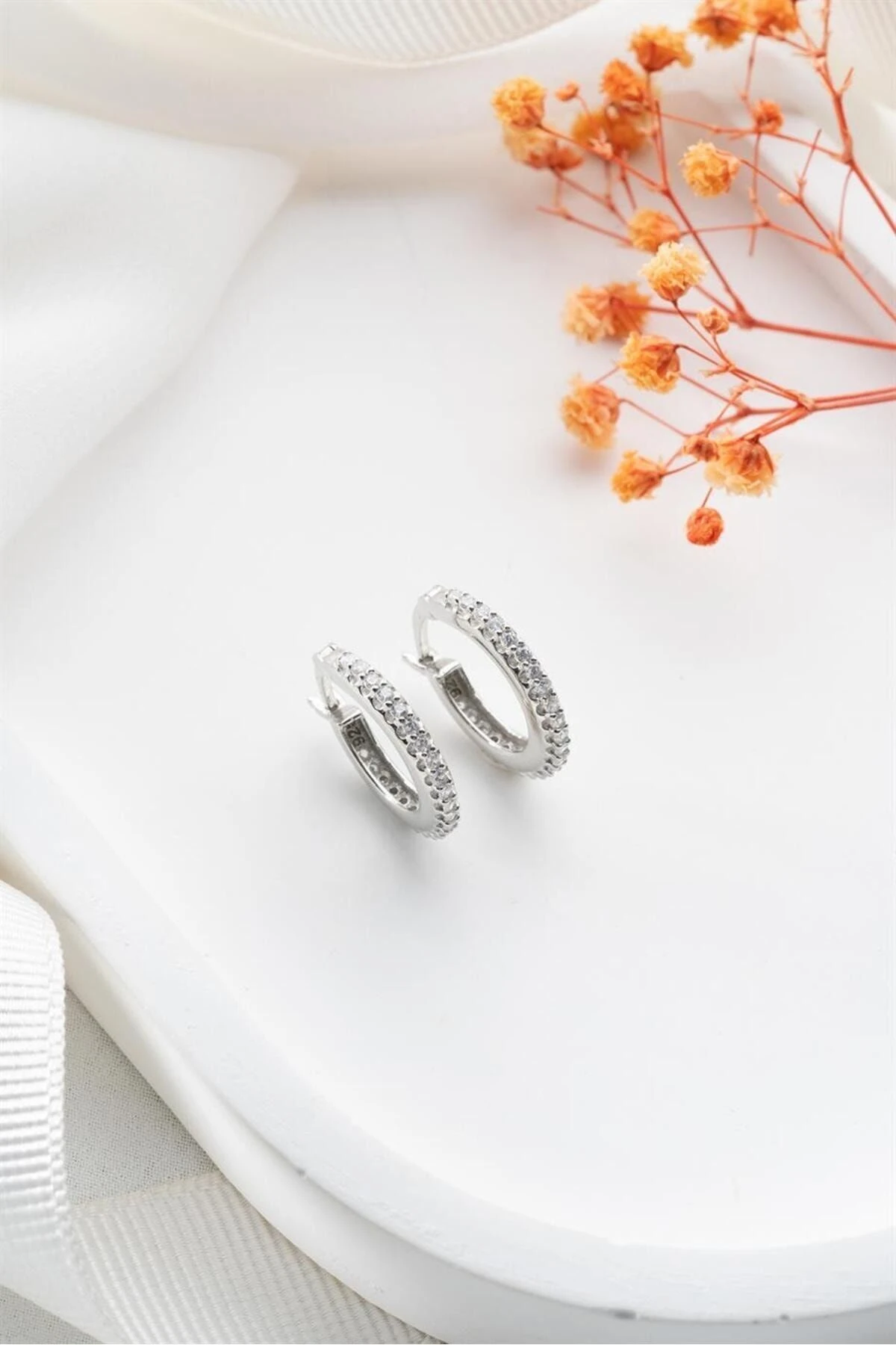 Sıra Taşlı Halka Gümüş Küpe