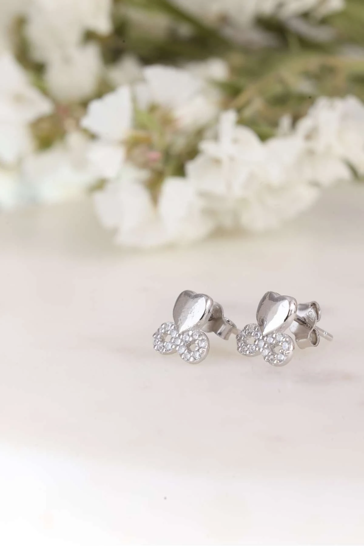 Gümüş Minik Kalpli Sonsuzluk Küpe