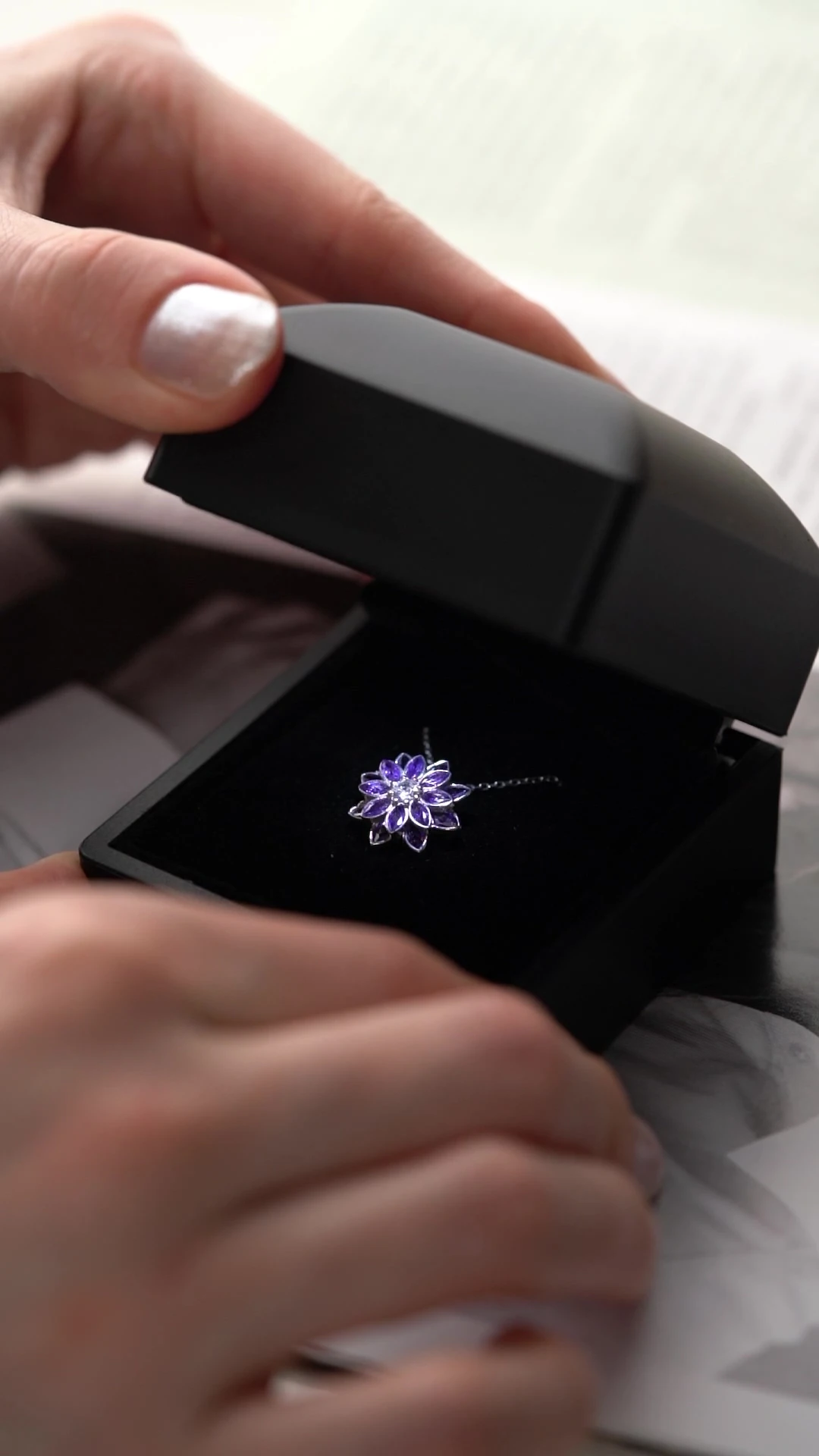 Gümüş Işıklı Kutuda Lotus Çiçeği Kolye