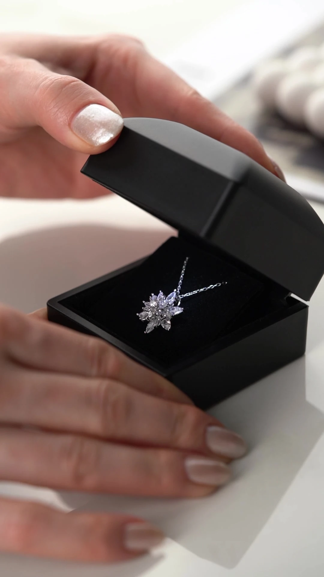 Gümüş Buzlu Beyaz Lotus Çiçeği Kolye