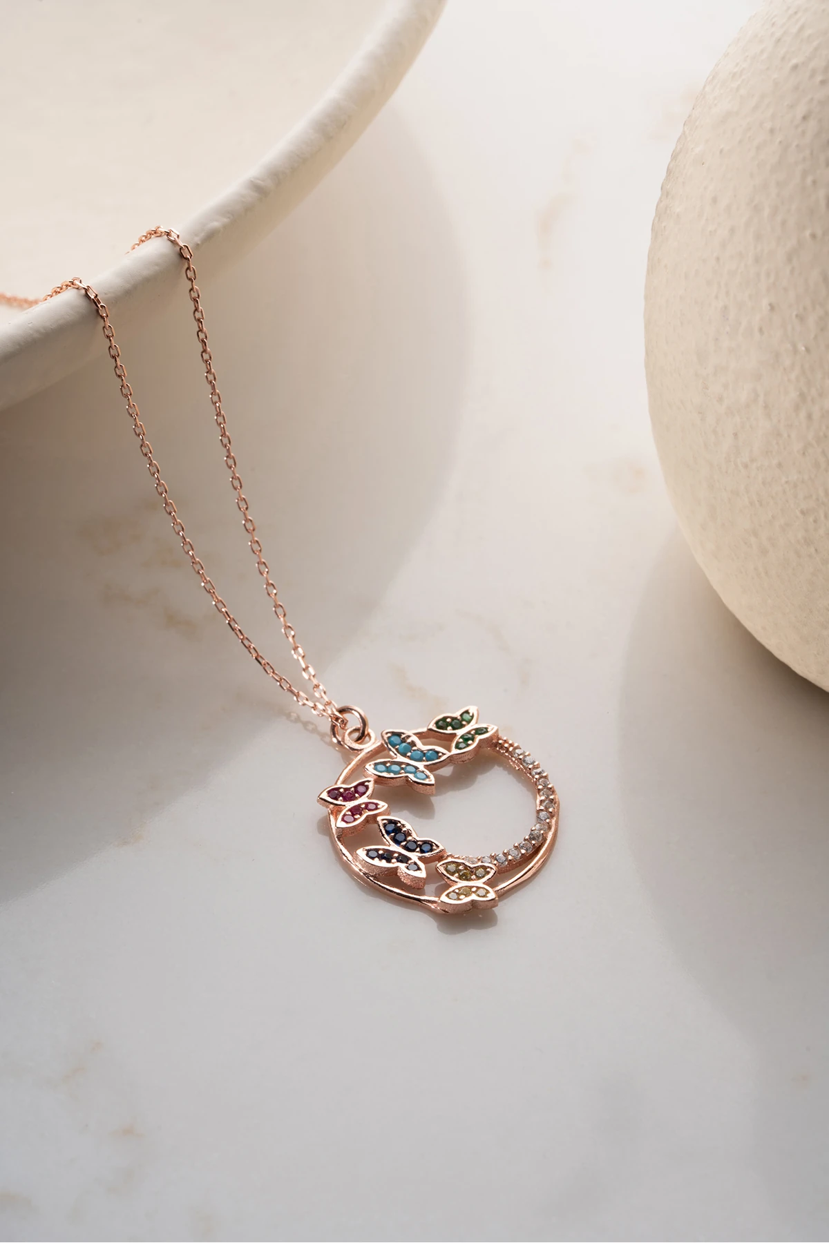 Gümüş Renkli Taşlı Kelebek Kolye