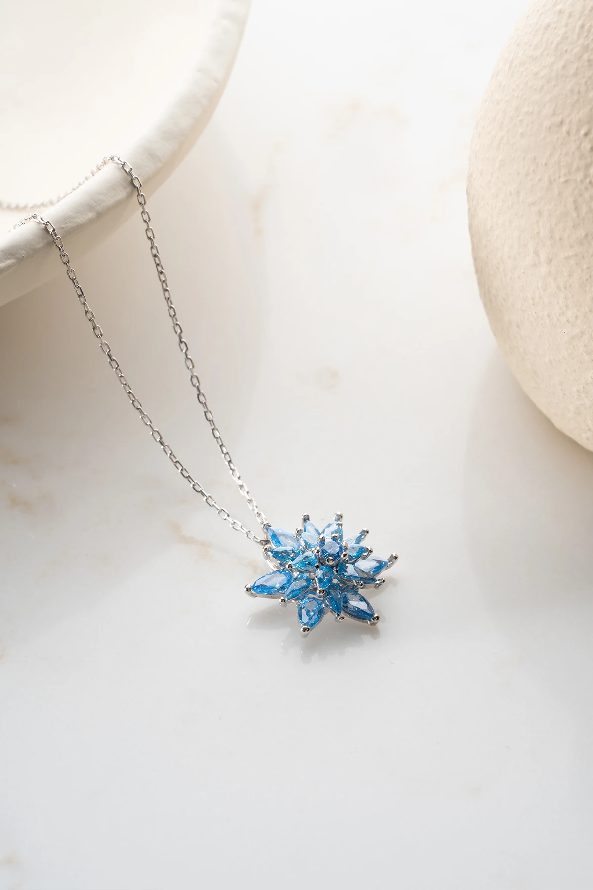 Gümüş Işıklı Kutu Aqua Taşlı Lotus Kolye