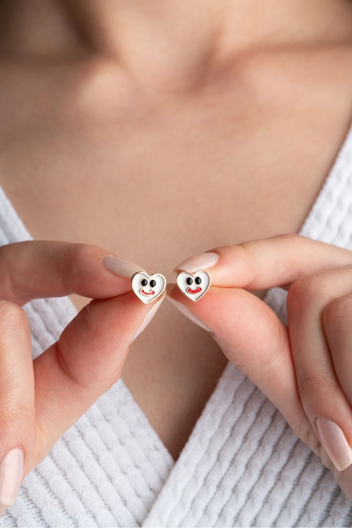 Gümüş Gülen Yüz Minik Çivili Küpe