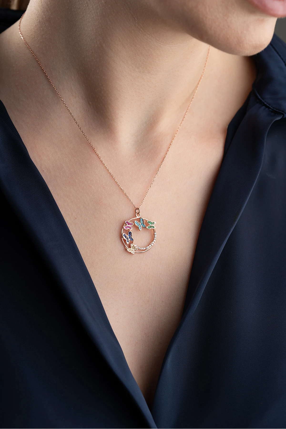 Gümüş Renkli Taşlı Kelebek Kolye