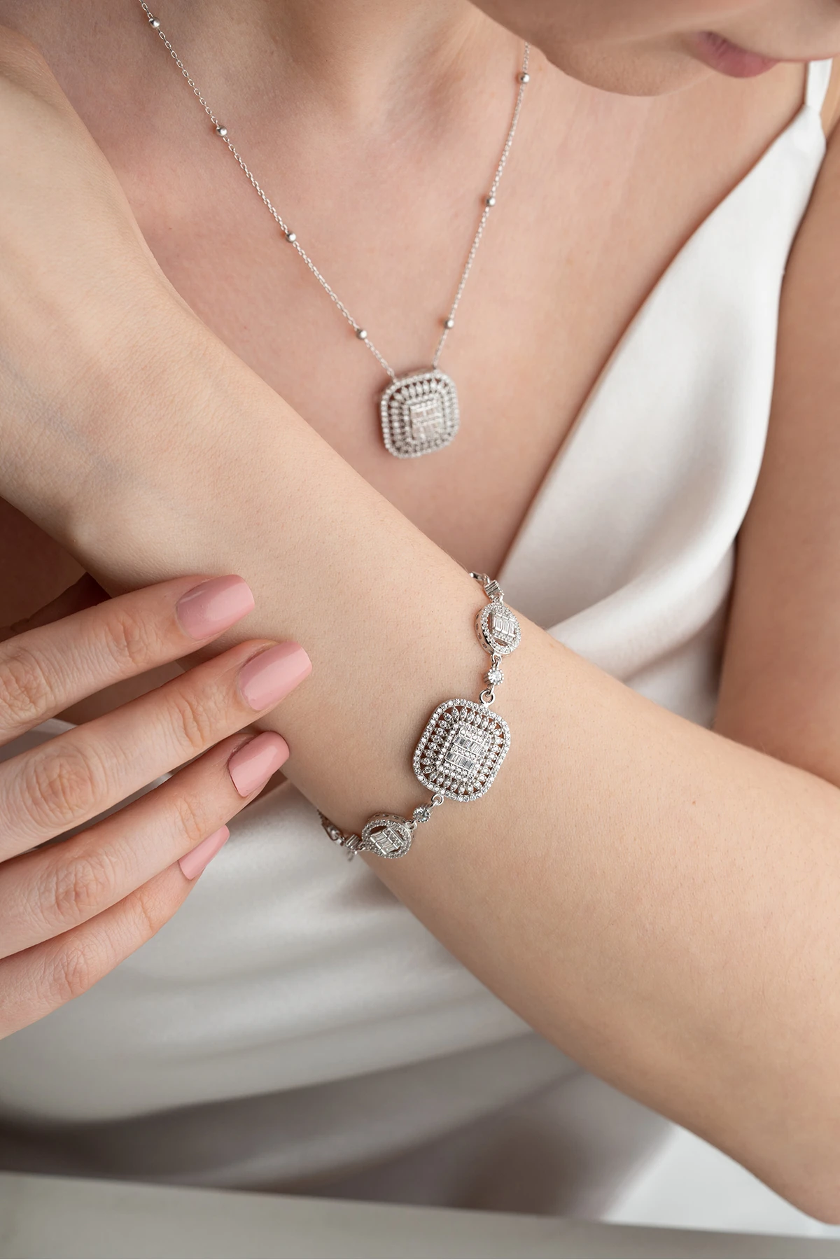 Gümüş Işıklı Kutuda Baget Bileklik Kolye