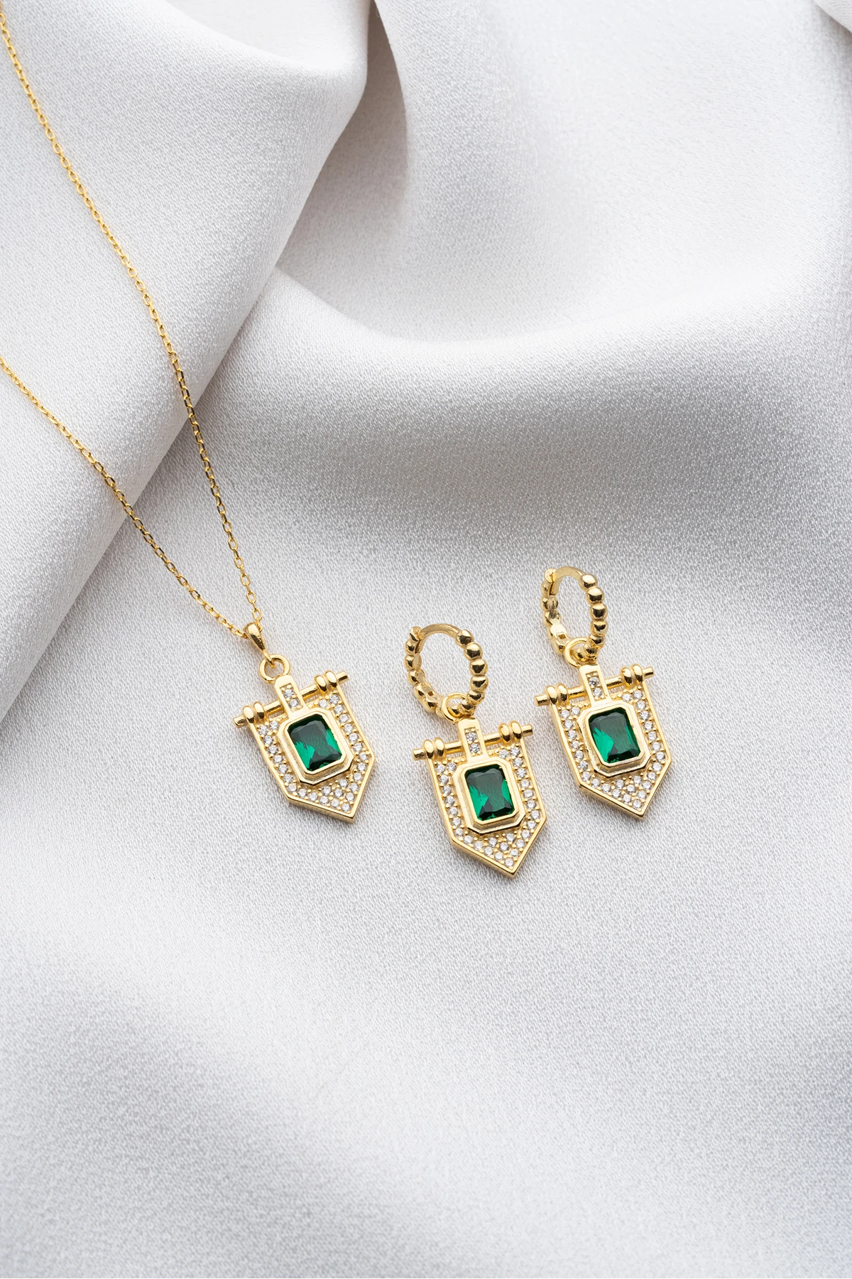 Gümüş Yeşil Taşlı Trend Takı (Kolye-Küpe) Seti