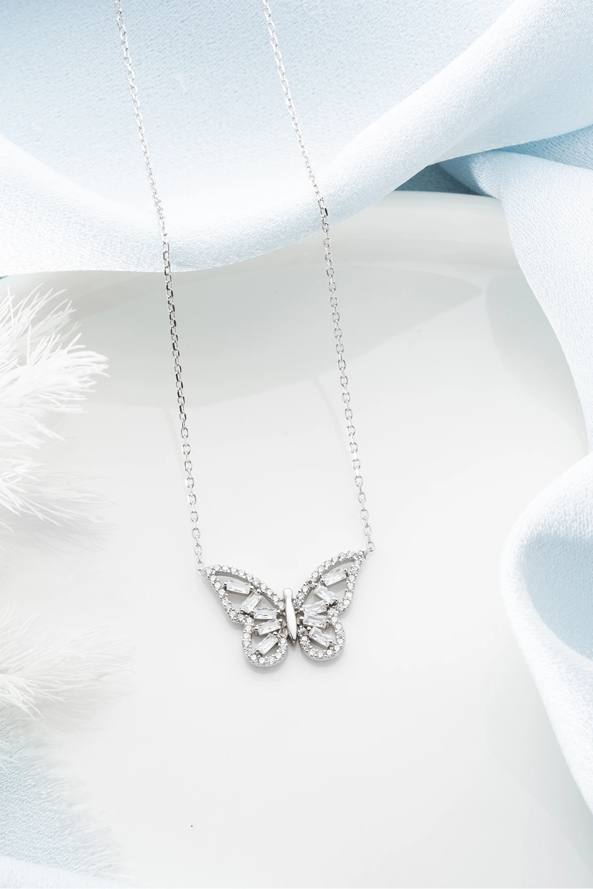 Gümüş Işıklı Kutuda Bagetli Kelebek Kolye